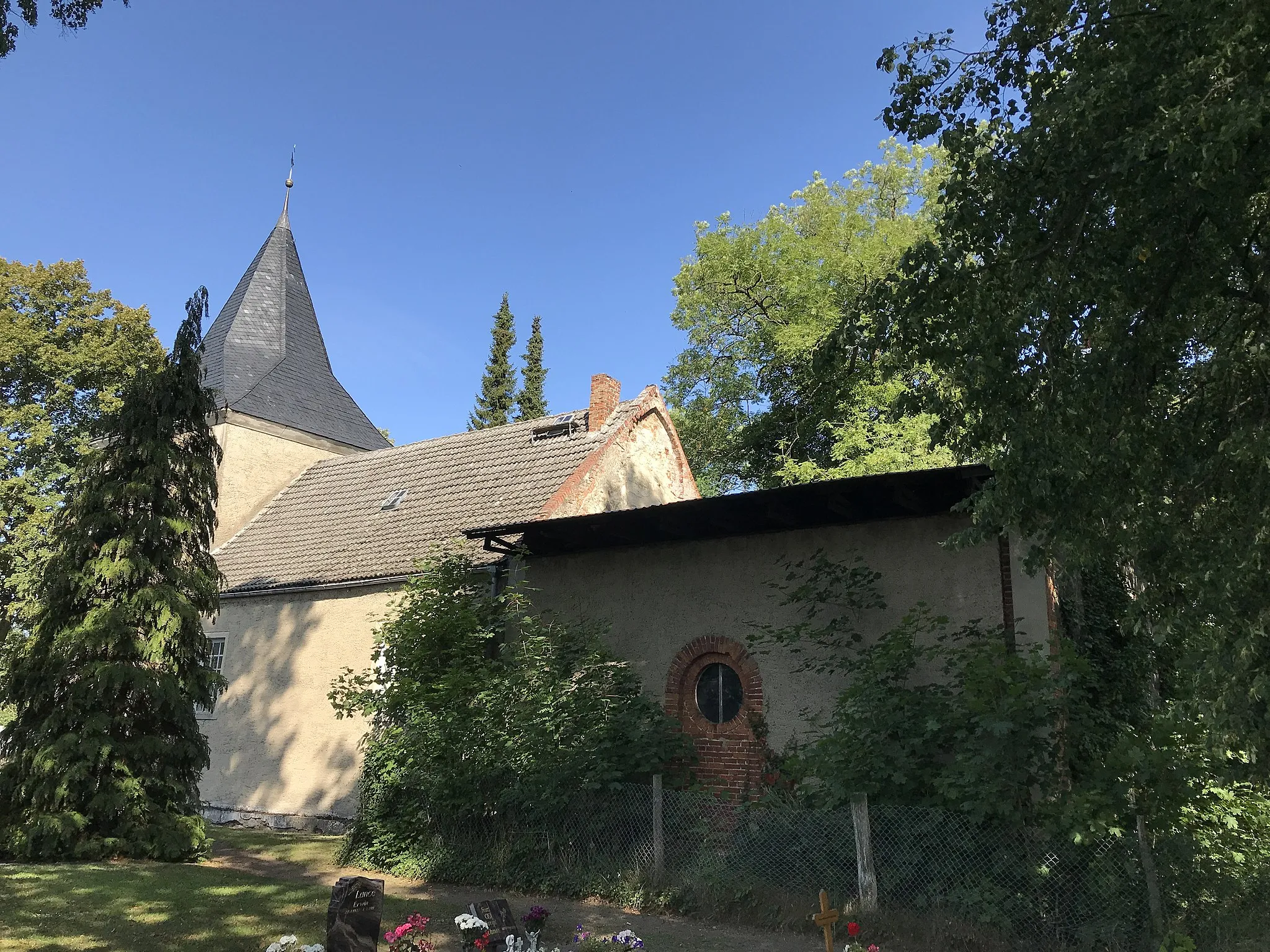 Photo showing: Die Kirche Groß Spiegelberg ist eine verputzte Feldsteinkirche in Groß Spiegelberg, einem Ortsteil der Gemeinde Jatznick im Landkreis Vorpommern-Greifswald in Mecklenburg-Vorpommern. Im Innern steht unter anderem ein Kanzelkorb aus dem 18. Jahrhundert.