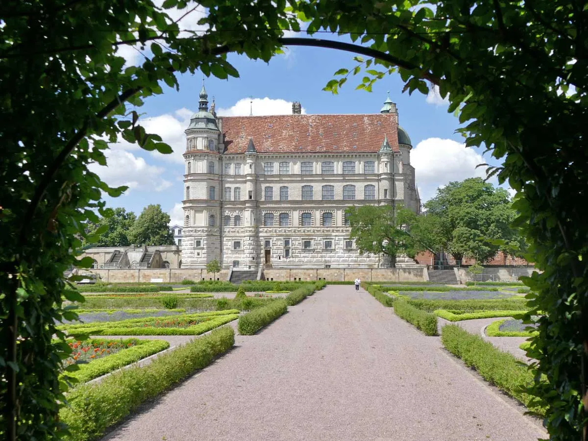 Photo showing: Schloss Güstrow vom Schlosspark aus