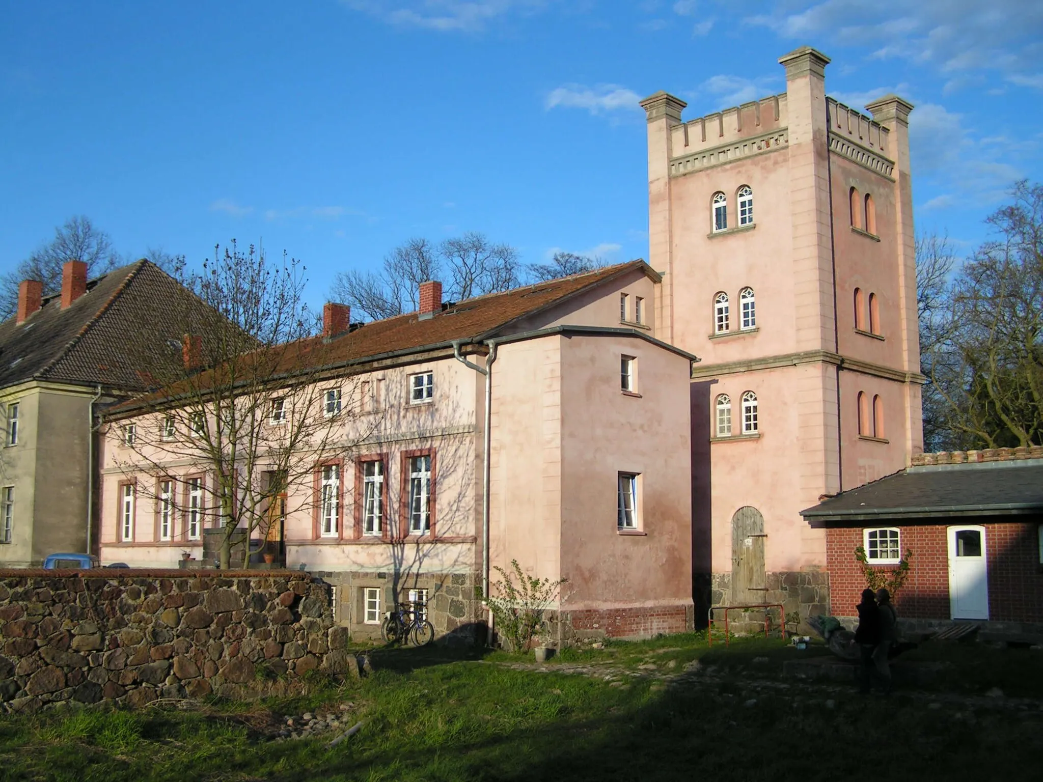 Photo showing: Old manor house with tower at Schloss Bröllin.