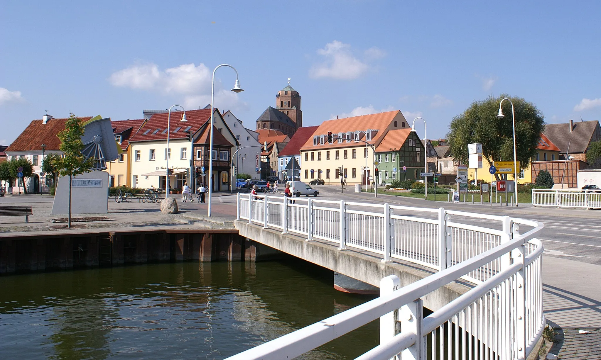Photo showing: Wolgast, Blick über die Schlossgrabenbrücke zur Altstadt