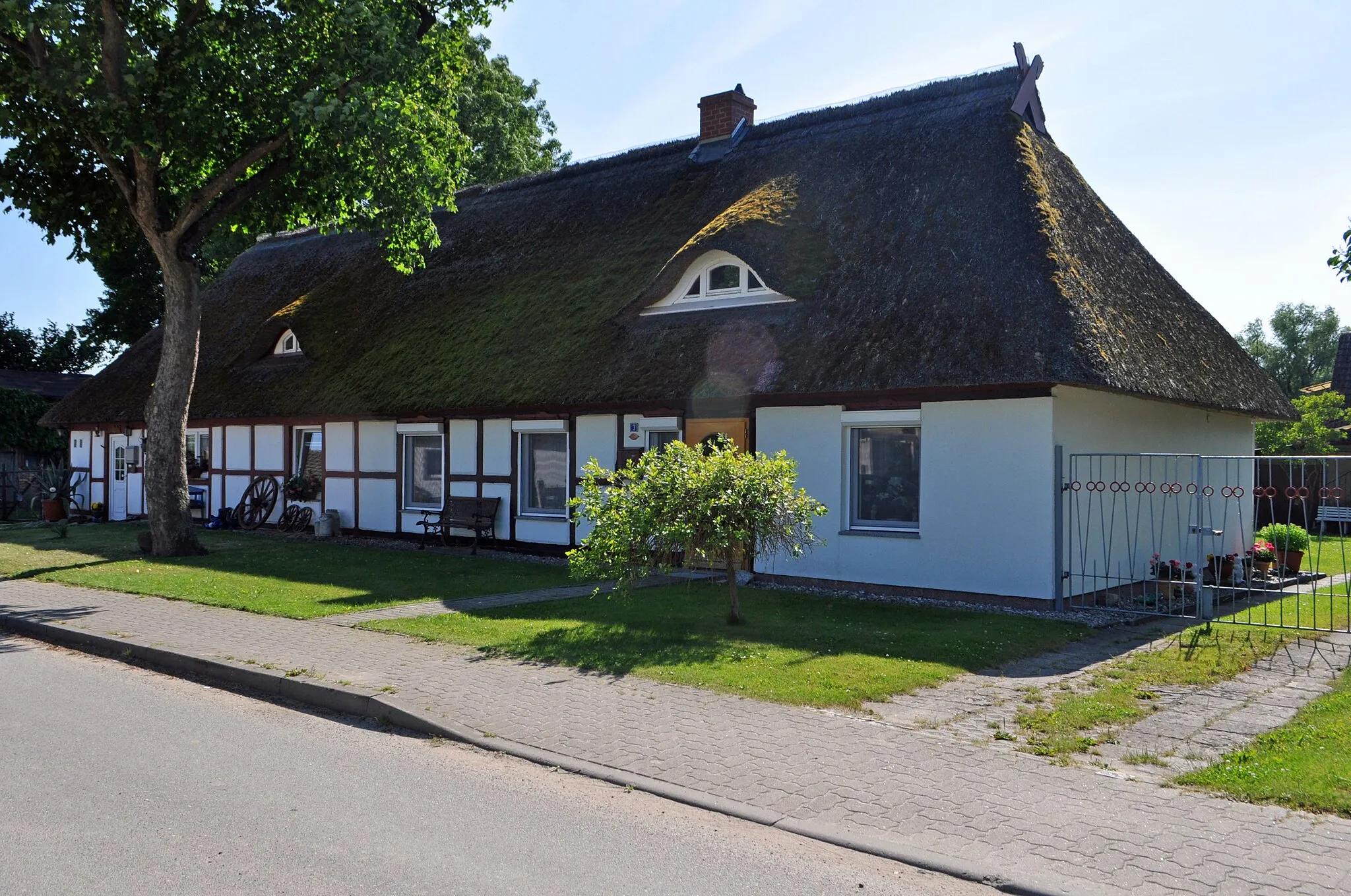 Photo showing: Wohnhaus in Parow, Wiesenweg Nr. 3; eingetragen als Baudenkmal.