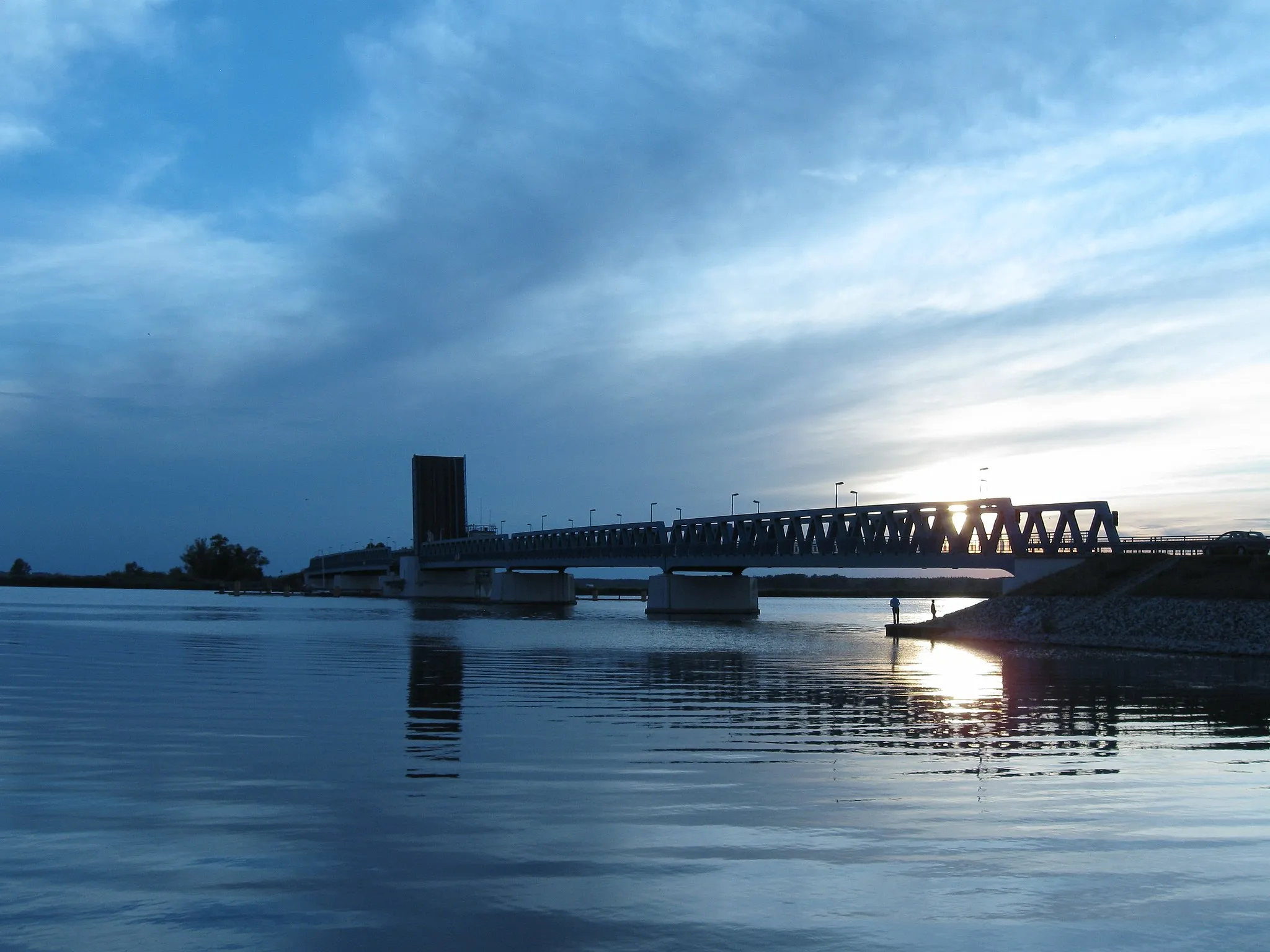 Photo showing: Die geöffnete Zecheriner Brücke im Abendlicht mit Blick in Richtung Festland.