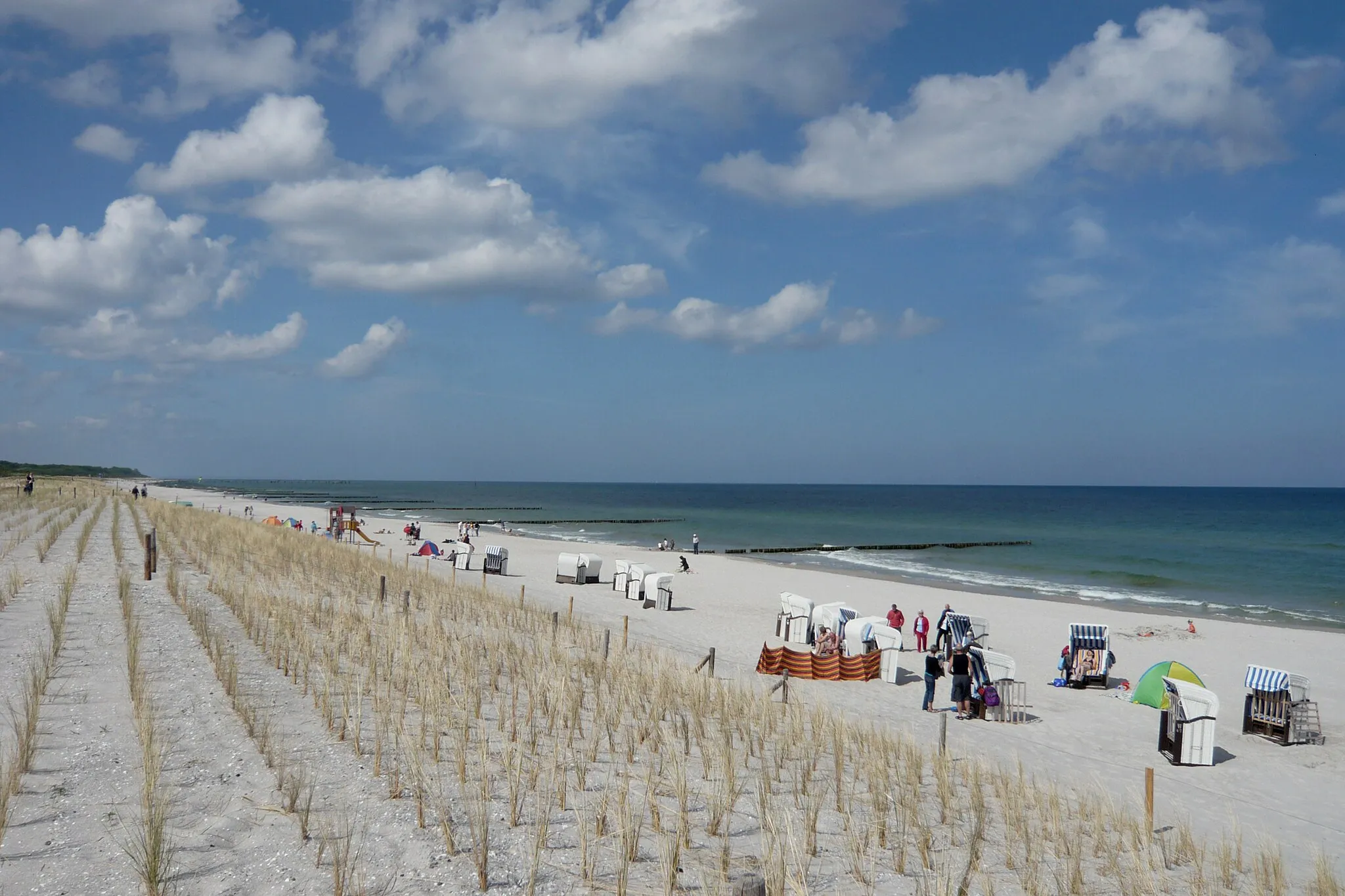 Photo showing: Graal-Müritz is a town on the German coast of the Baltic Sea in Mecklenburg-Vorpommern, Germany. View to the beach.