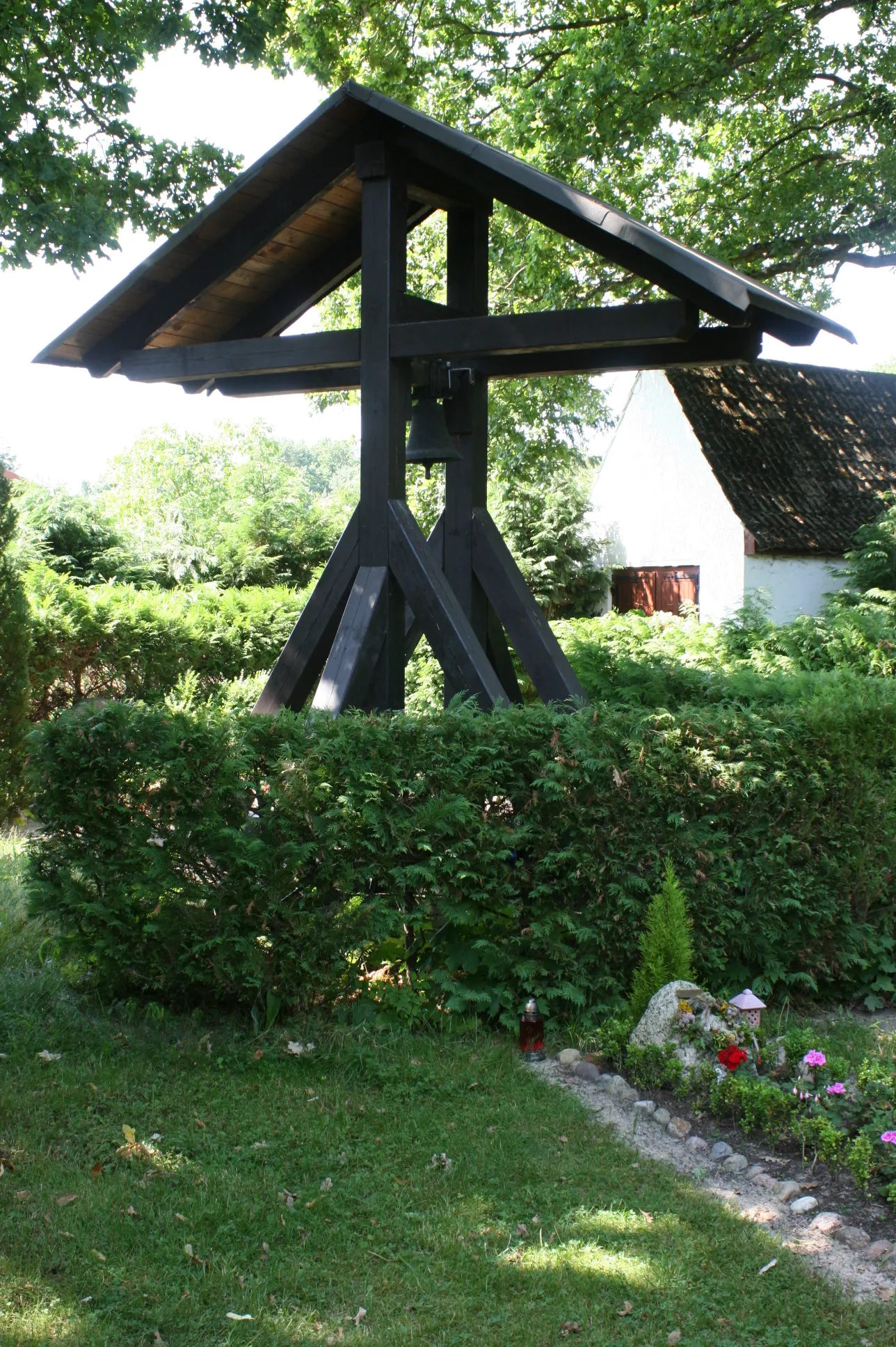 Photo showing: Glockenstuhl mit Bronzeglocke.