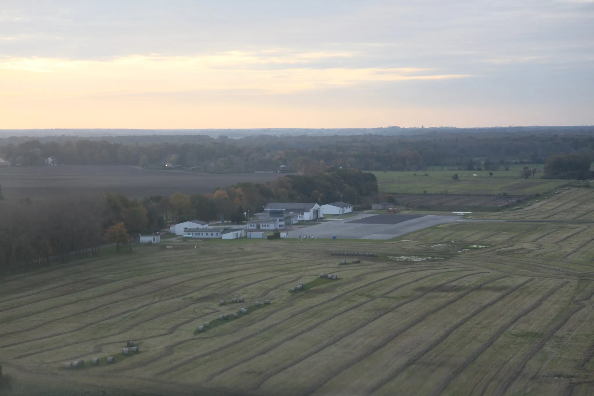 Photo showing: Flughafen Barth mit neuer Abflughalle, aufgenommen aus der Luft.