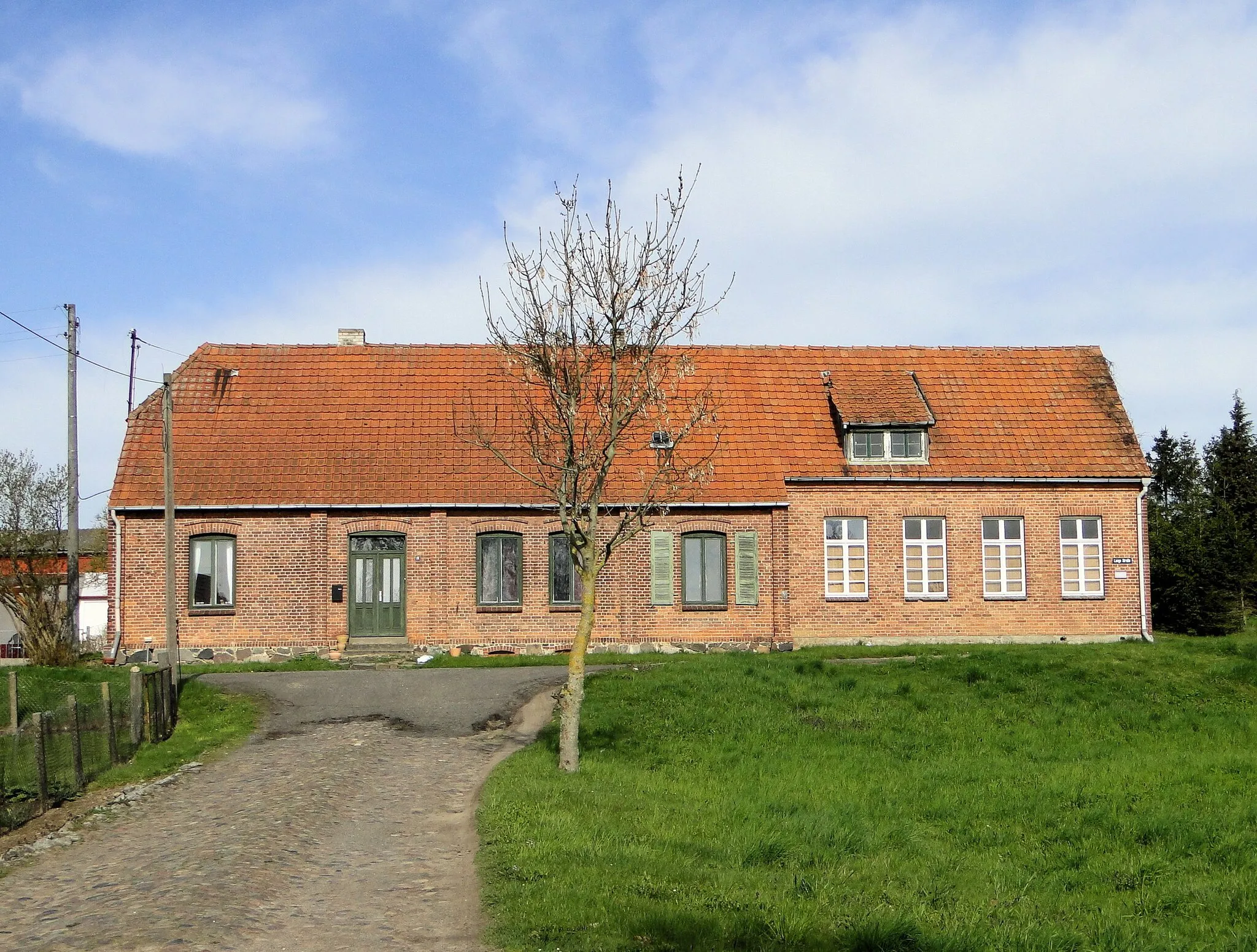 Photo showing: Former school in the Lange Straße / Cultural heritage monument in Augzin, district Ludwigslust-Parchim, Mecklenburg-Vorpommern, Germany