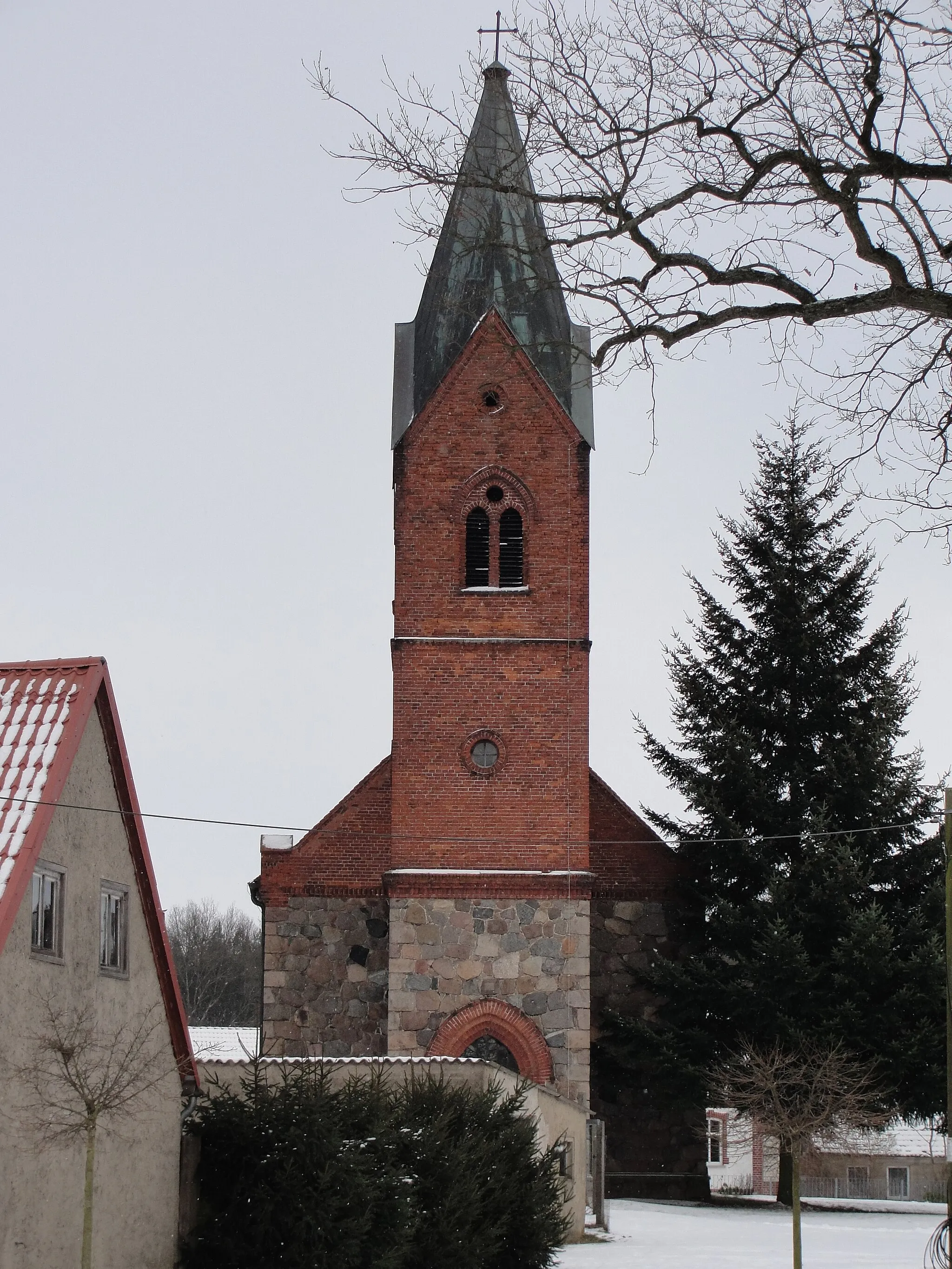 Photo showing: Turmseite der Kirche in Lockstädt, Stadt Putlitz, im Winter.