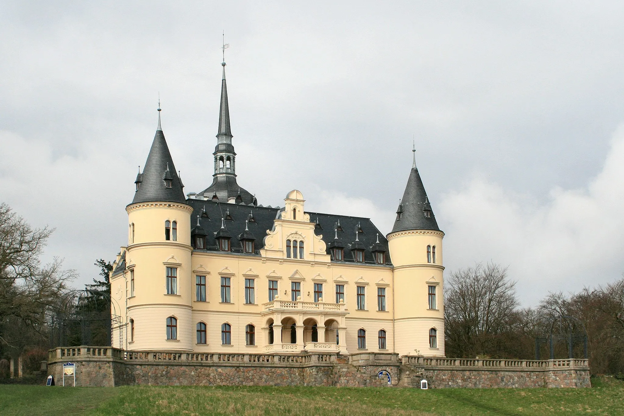 Photo showing: Schloss Ralswiek auf der Insel Rügen an der südlichsten Bucht des Großen Jasmunder Boddens (1893–1896 erbaut)