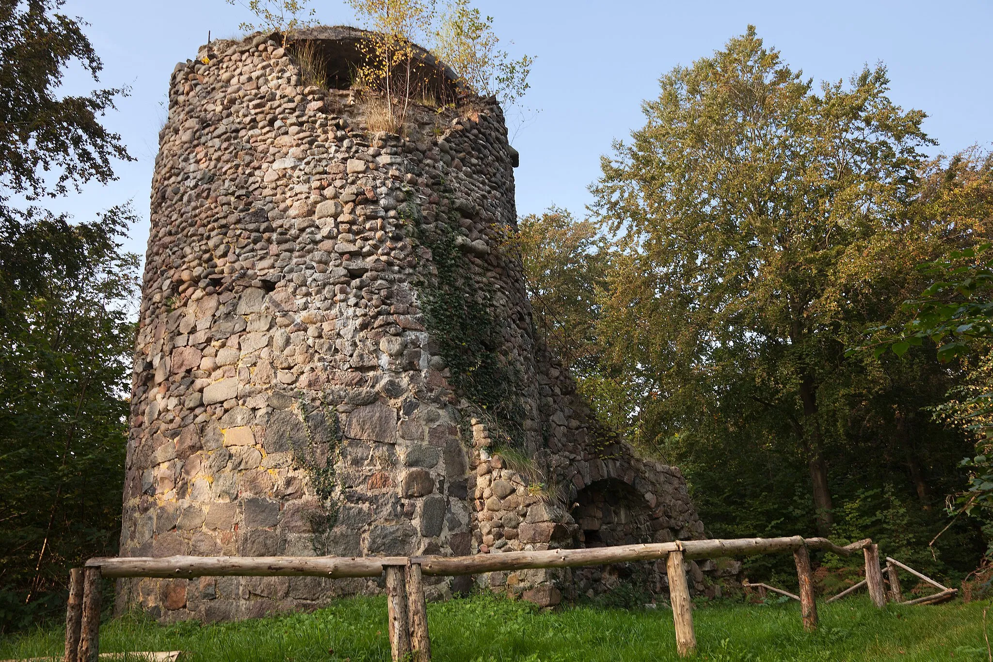 Photo showing: Ruin of a Water Tower, near Lietzow, Rügen Island