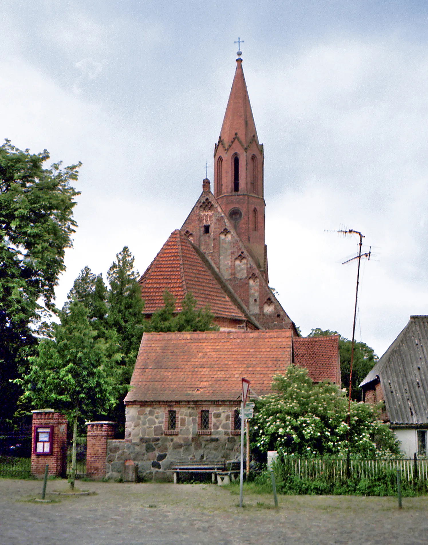 Photo showing: 13.06.2002  18581 Kasnevitz (Putbus): St.-Jacobi-Kirche (GMP: 54.339770,13.416340). Backsteinbau aus dem 14. Jahrhundert. Nach dem Einsturz des alten Turms wurde er 1864 von P. R. Brecht neu errichtet.                                          [F20020613A02A.JPG]20020613700DR.JPG(c)Blobelt