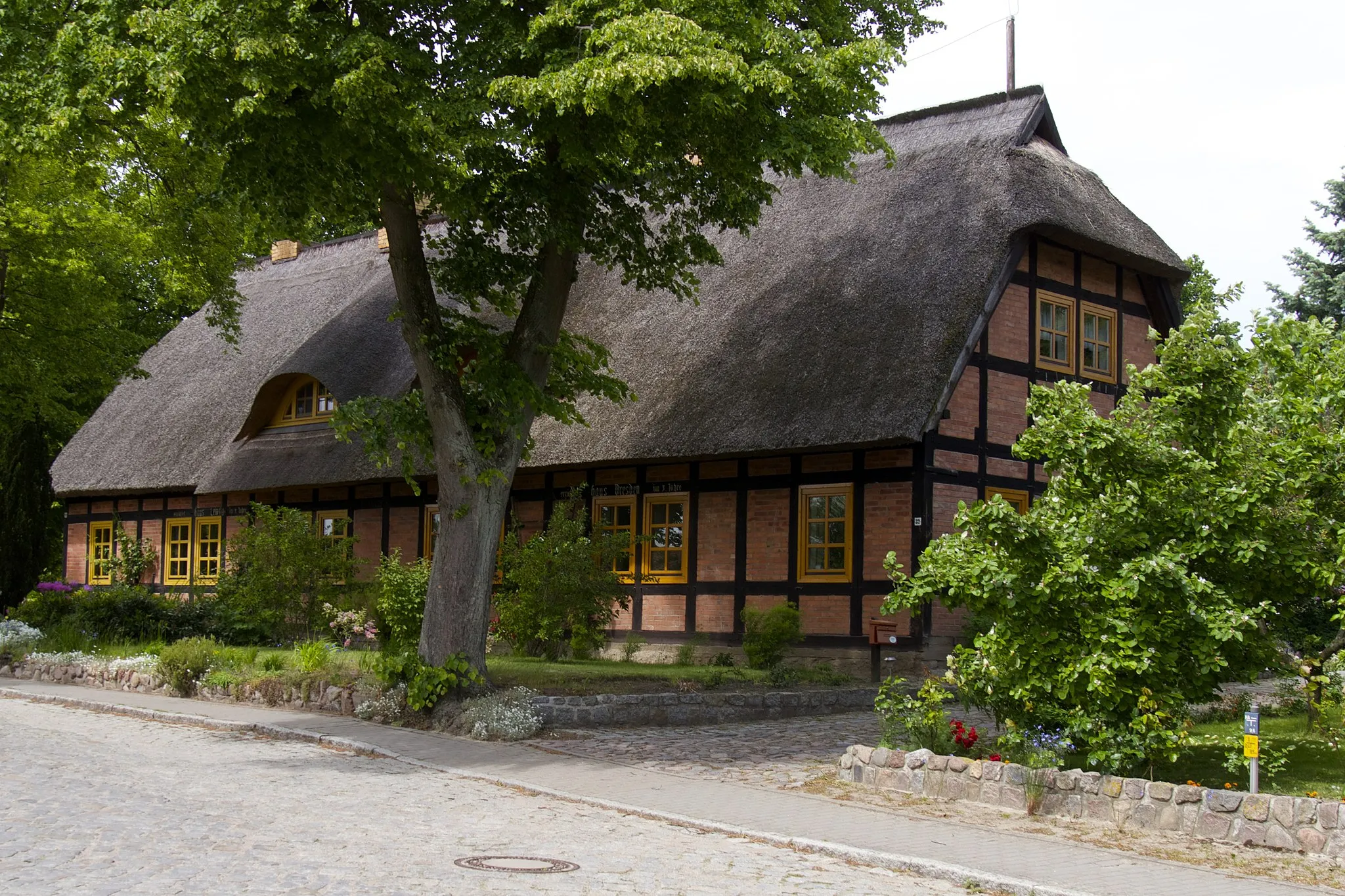 Photo showing: Typisches Fachwerkhaus mit Schilfrohrdach in Alt Rehse.