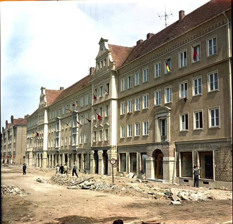 Photo showing: For documentary purposes the German Federal Archive often retained the original image captions, which may be erroneous, biased, obsolete or politically extreme. Neubrandenburg, Zentrum
Neu Brandenburg, Zentrum

[Neubrandenburg, Sanierung von Altbauten im Stadtzentrum]