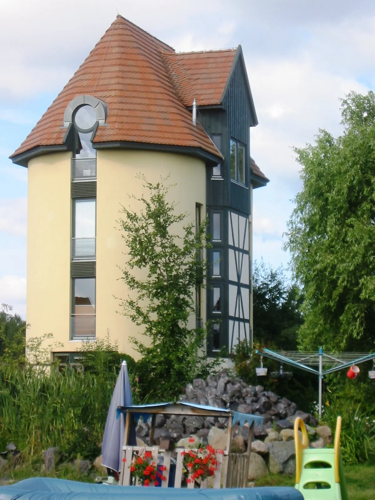 Photo showing: Denkmalgeschützter ehemaliger Futtersilo in Klein Kussewitz, umgebaut zu einem Wohngebäude; Blickrichtung nach Südwesten
