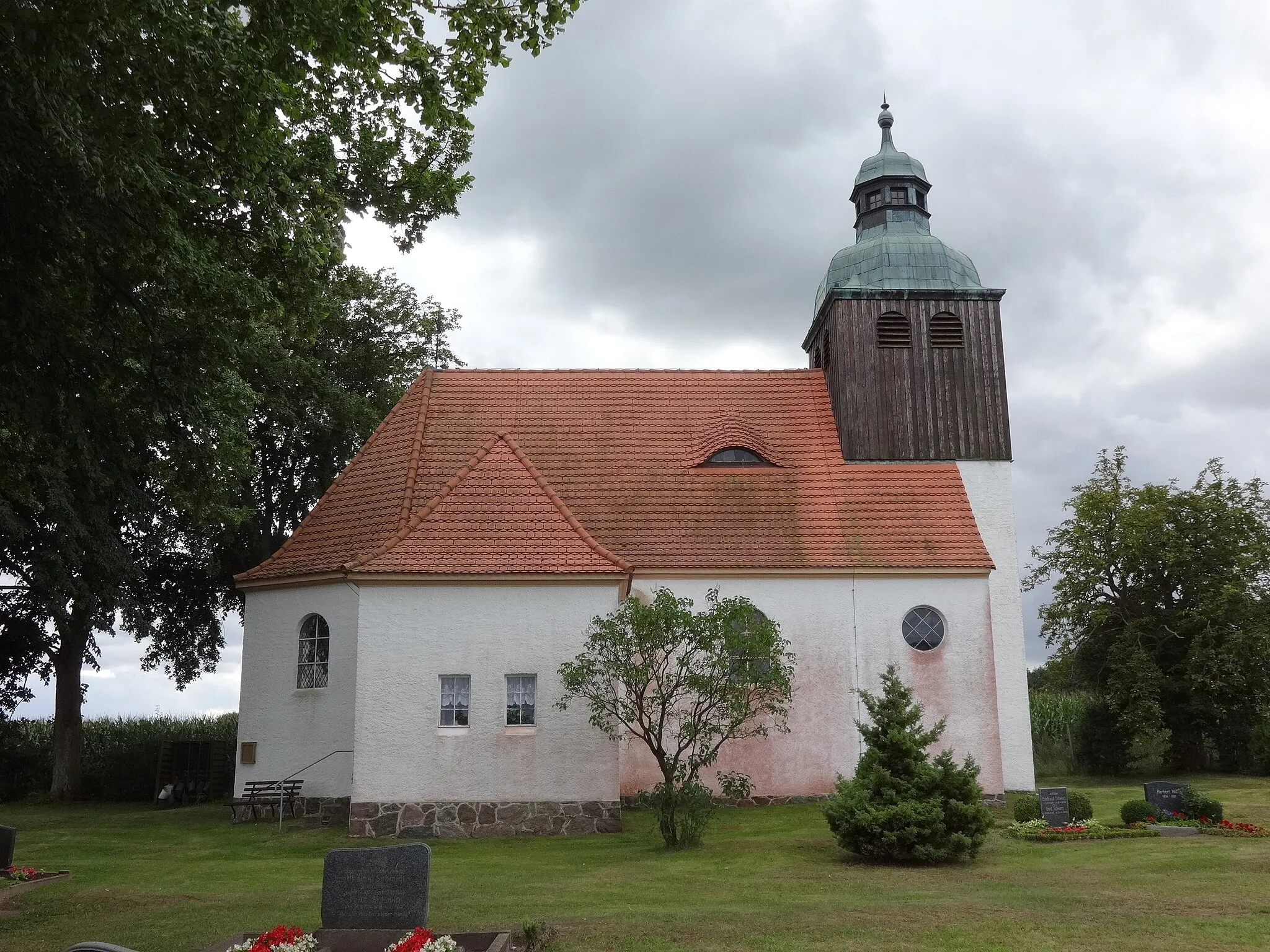 Photo showing: Dorfkirche Zemitz: Der schlichte Putzbau entstand im 18. Jahrhundert als Kapelle und wurde 1913 zur Saalkirche umgebaut. In dieser Zeit erhielt sie auch den barockisierenden Westturm. 1999 erfolgte die Namensgebung St. Michael nach einer umfassenden Sanierung. Im Inneren schlichte Ausstattung mit hölzerner Tonnendecke.