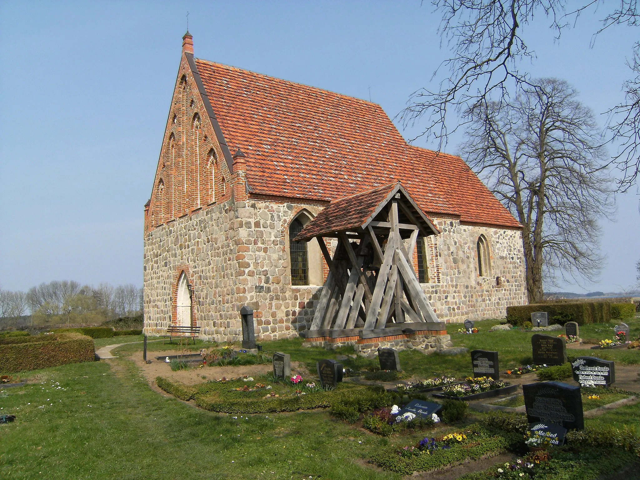 Photo showing: Kirche, Glockenstuhl und Kirchhof von Wehrland