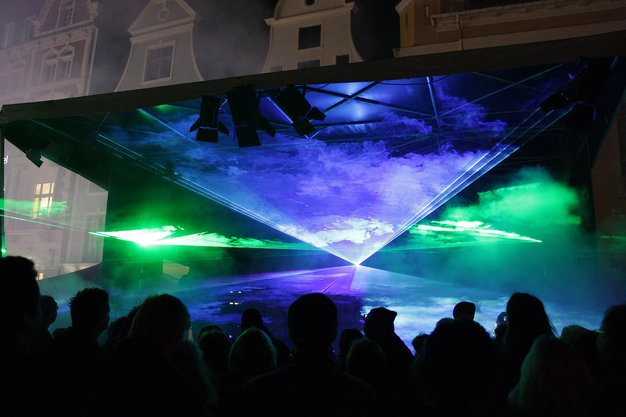 Photo showing: A laser light show during an annual fall event in Rostock, the "Rostocker Lichtwoche".