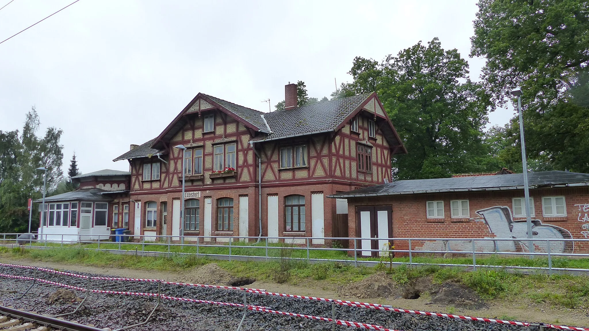 Photo showing: Altes Fachwerkhaus am Bahnübergang des Bahnhofs Lübstorf, Bahnhofstraße 20