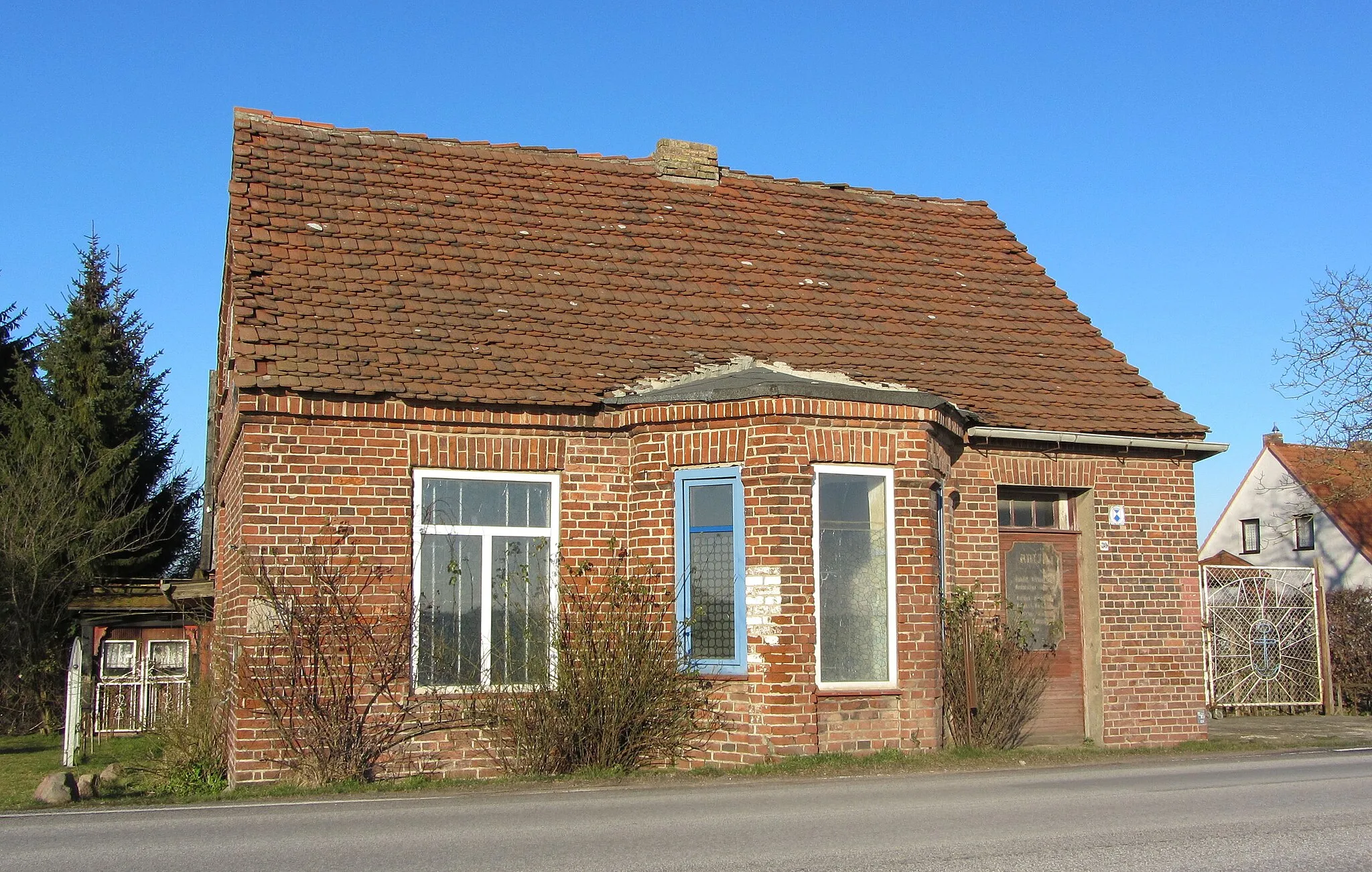 Photo showing: Former street workers home at federal road b 105 in Mallentin, district Nordwestmecklenburg, Mecklenburg-Vorpommern, Germany