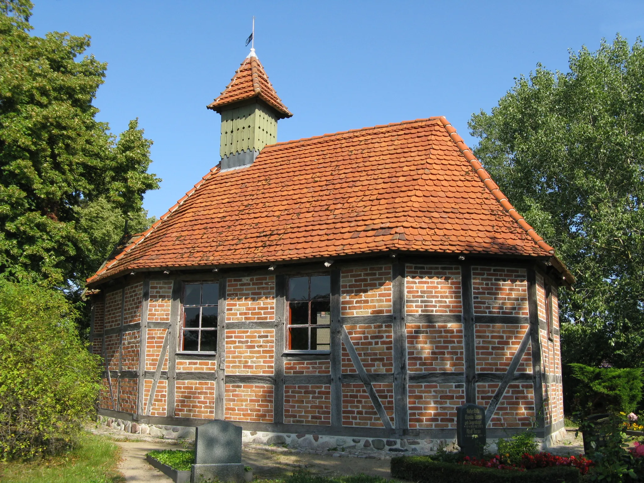 Photo showing: Church in Sarmstorf, disctrict Güstrow, Mecklenburg-Vorpommern, Germany