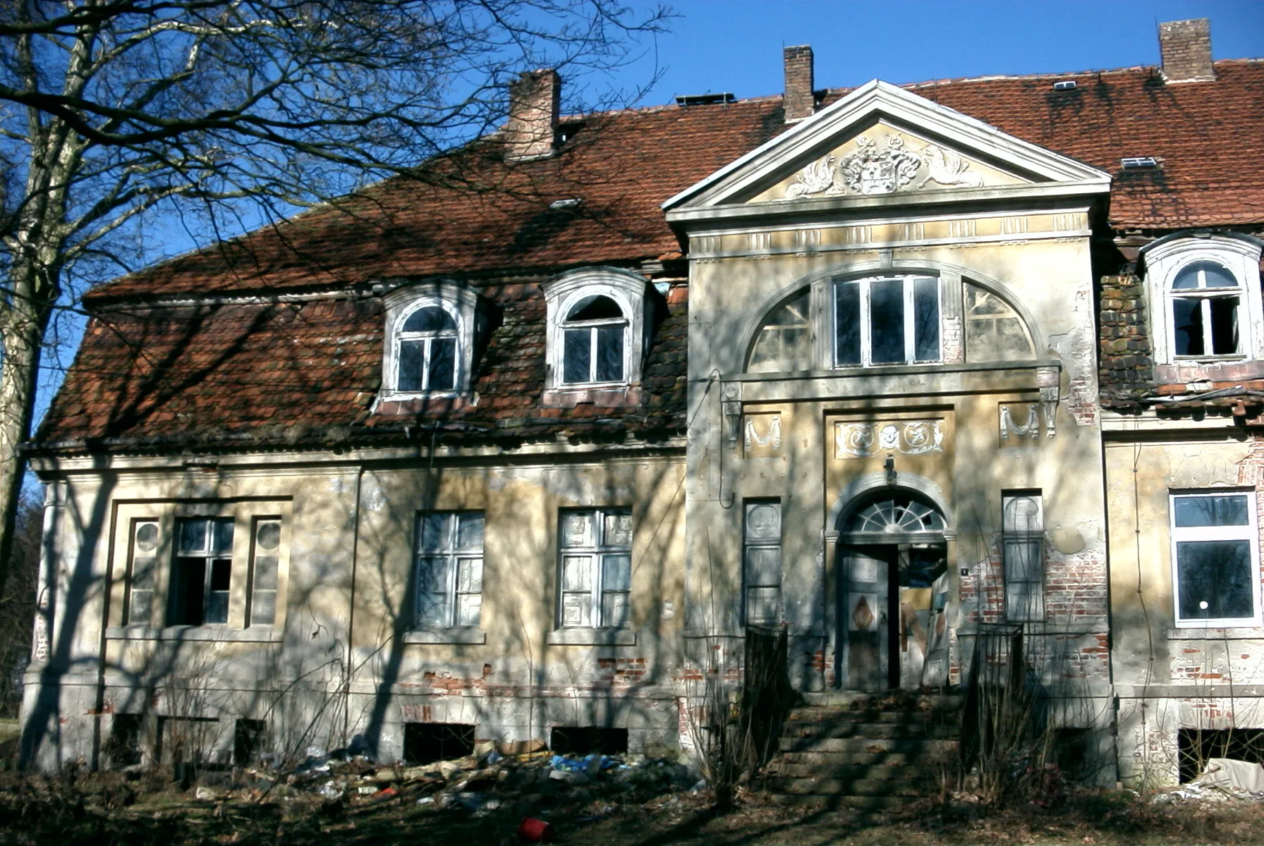 Photo showing: Teil des Gutshauses Kuntzow mit Wappen