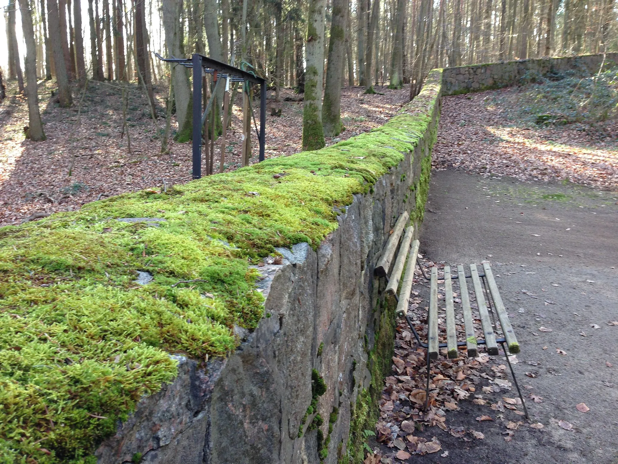 Photo showing: Forest cemetery in Kritzow (Langen Brütz), district Ludwigslust-Parchim, Mecklenburg-Vorpommern, Germany