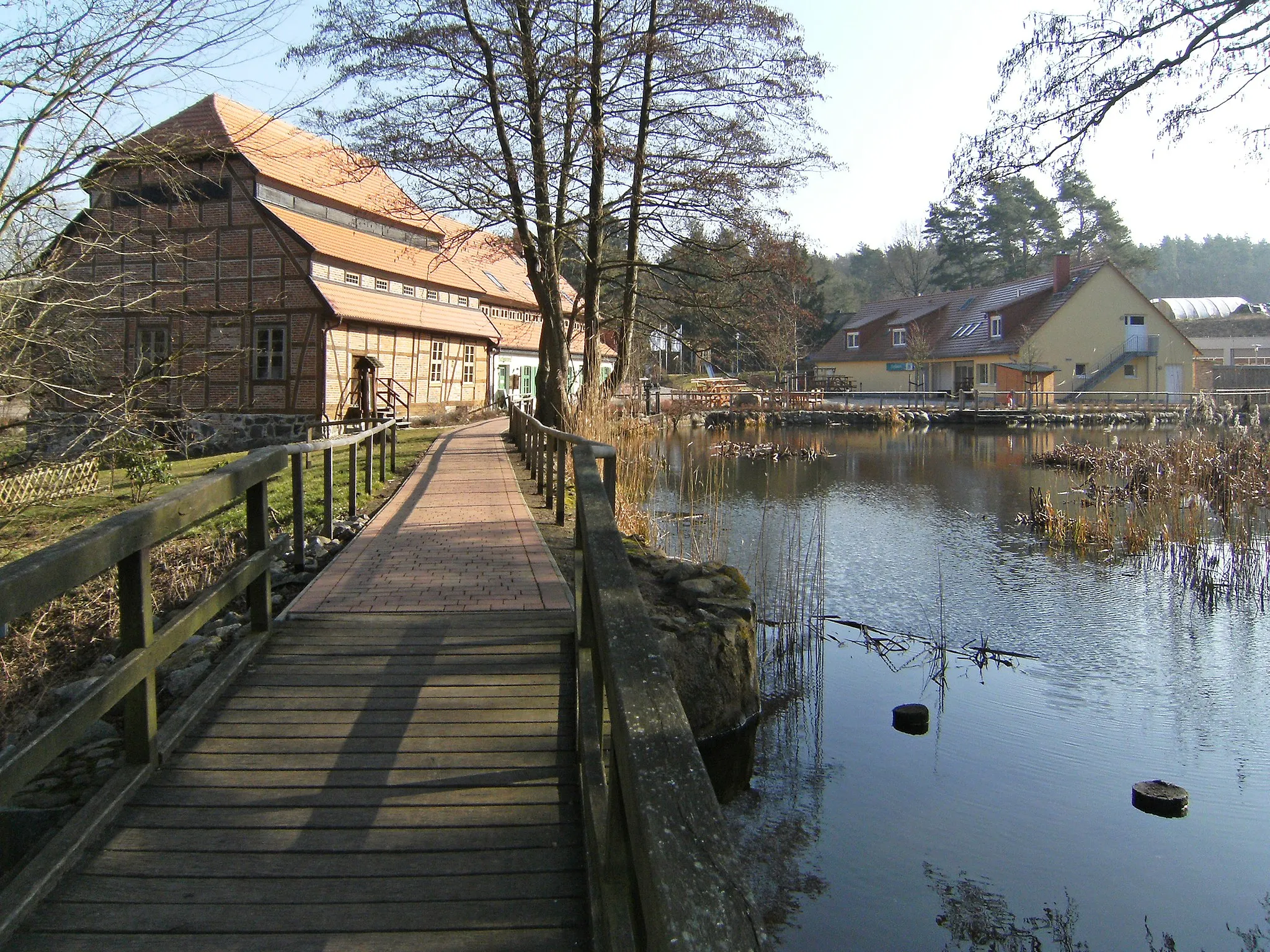 Photo showing: Hanshagener Mühle mit Teich, rechts Hofladen, links Mühle
