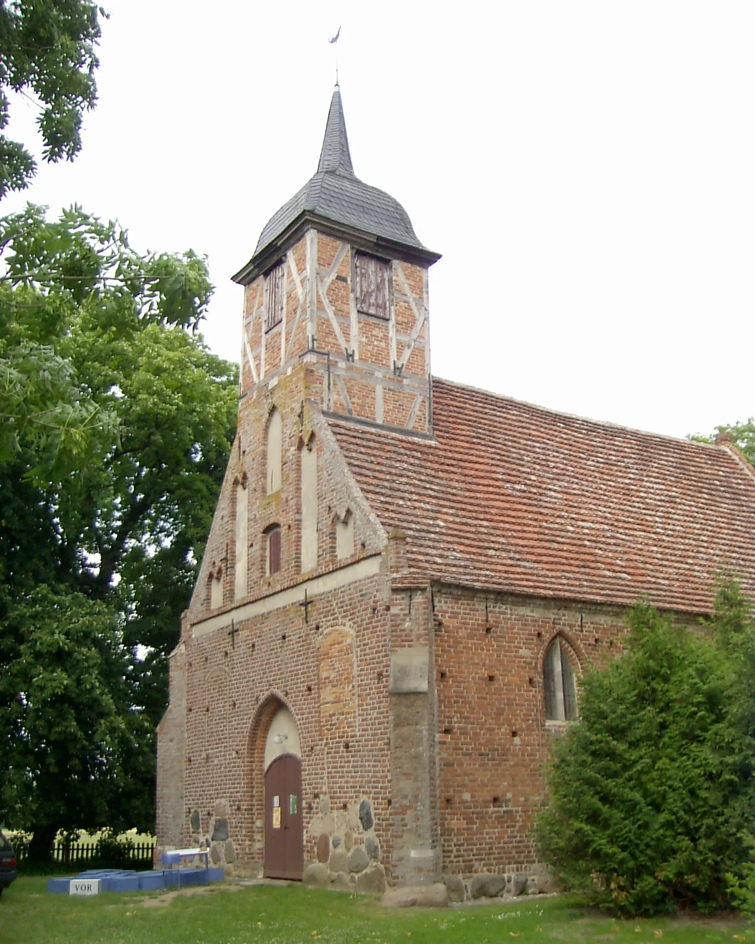 Photo showing: Südwestseite der Dorfkirche Landow (offiziell „Kultur- und Wegekirche Landow“)