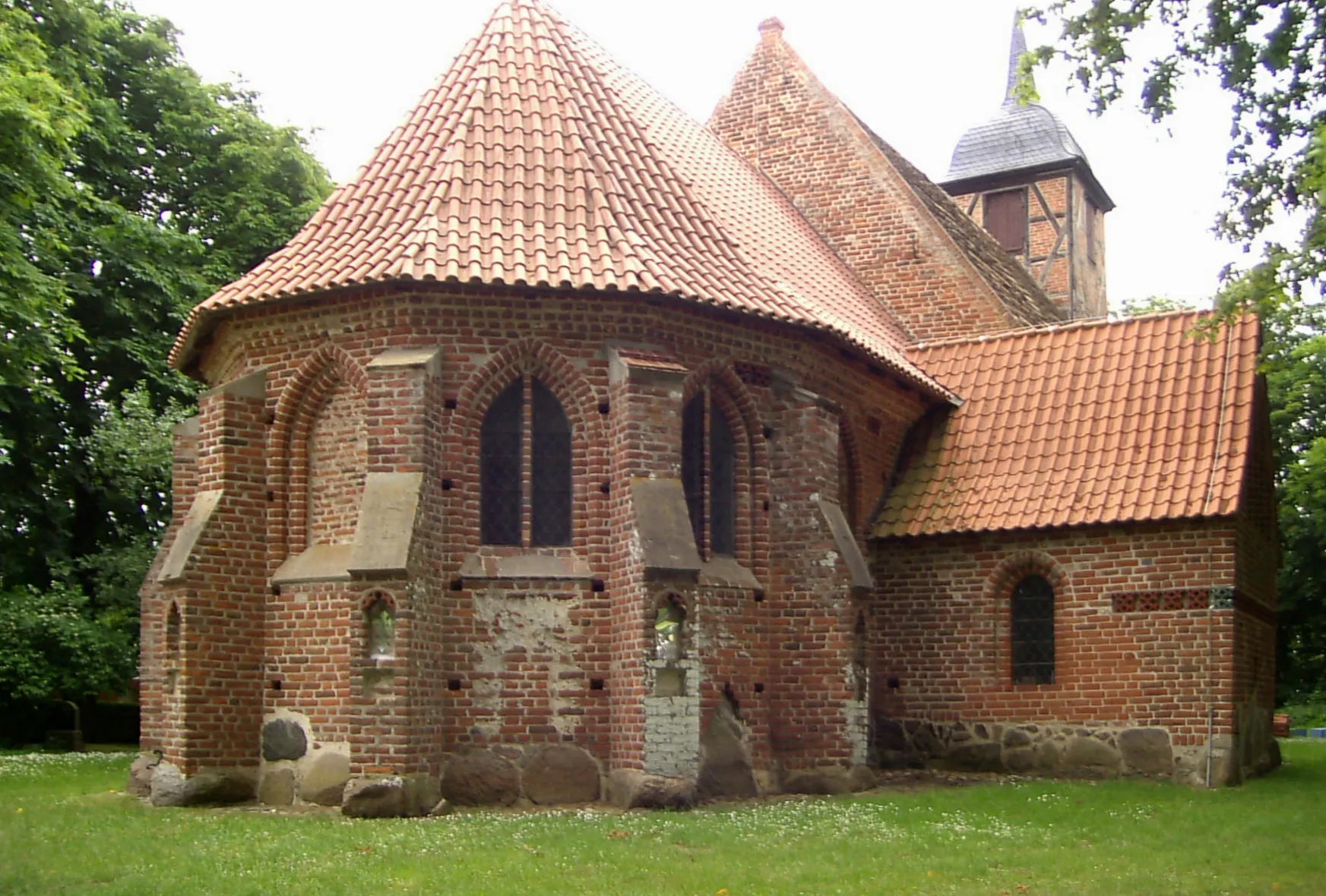 Photo showing: Nordostseite der Dorfkirche Landow (offiziell „Kultur- und Wegekirche Landow“)