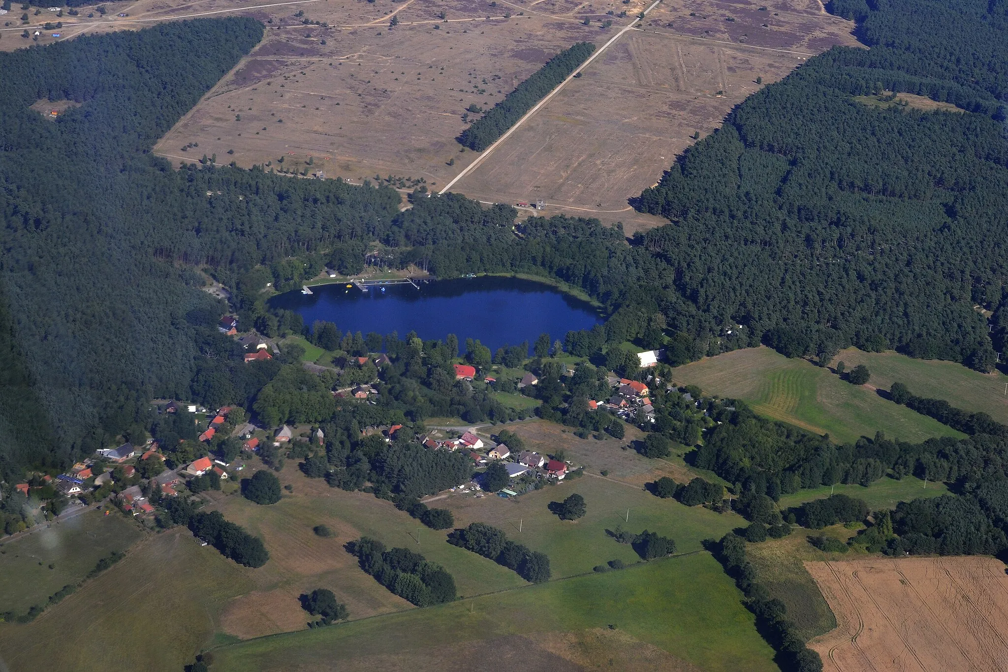 Photo showing: Luftbildaufname von Pobst Jesar mit See.