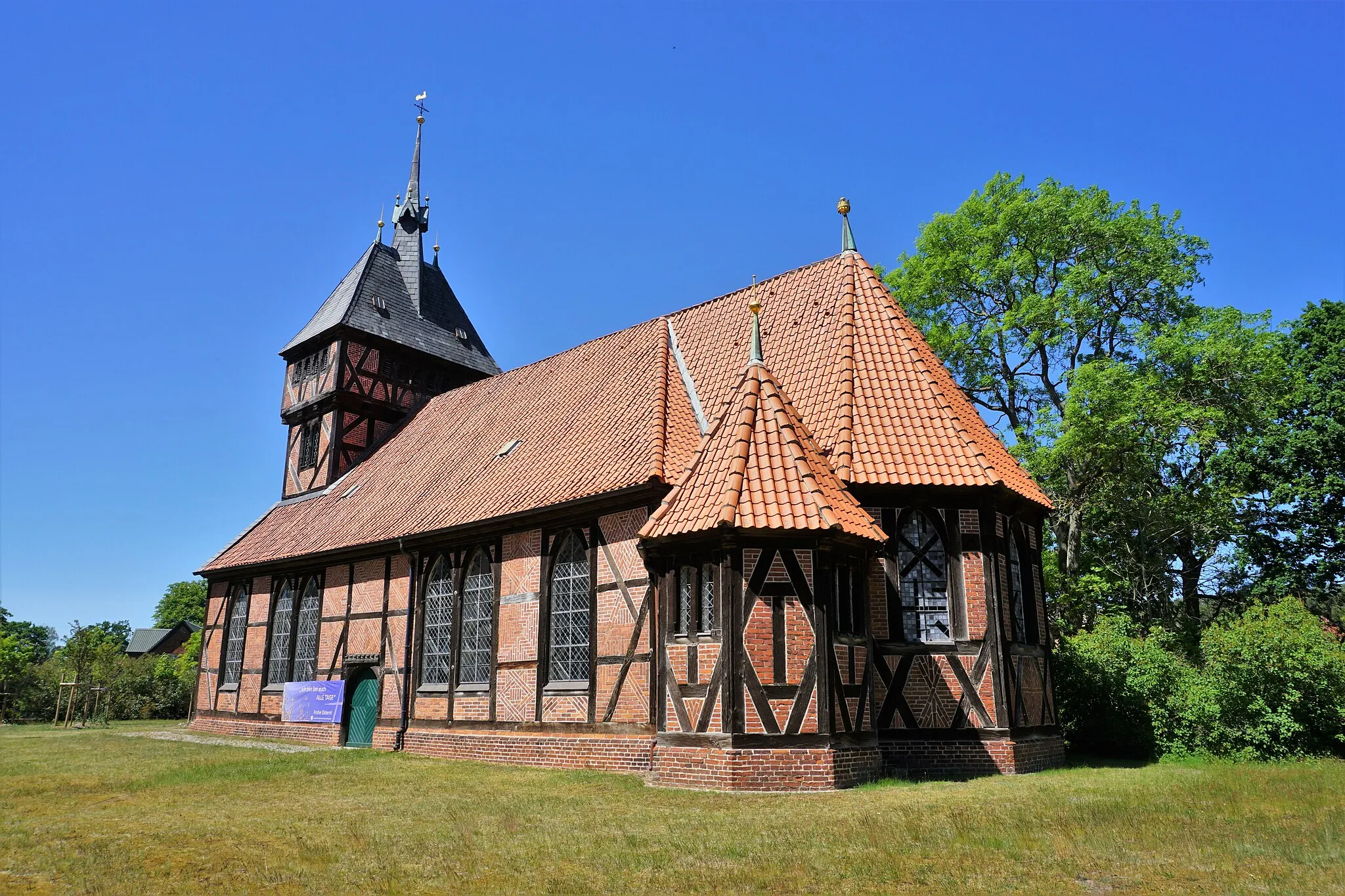 Photo showing: View from southeast to the church of St. Mary in Tripkau. The attached sacristy and the choir room are well recognizable.