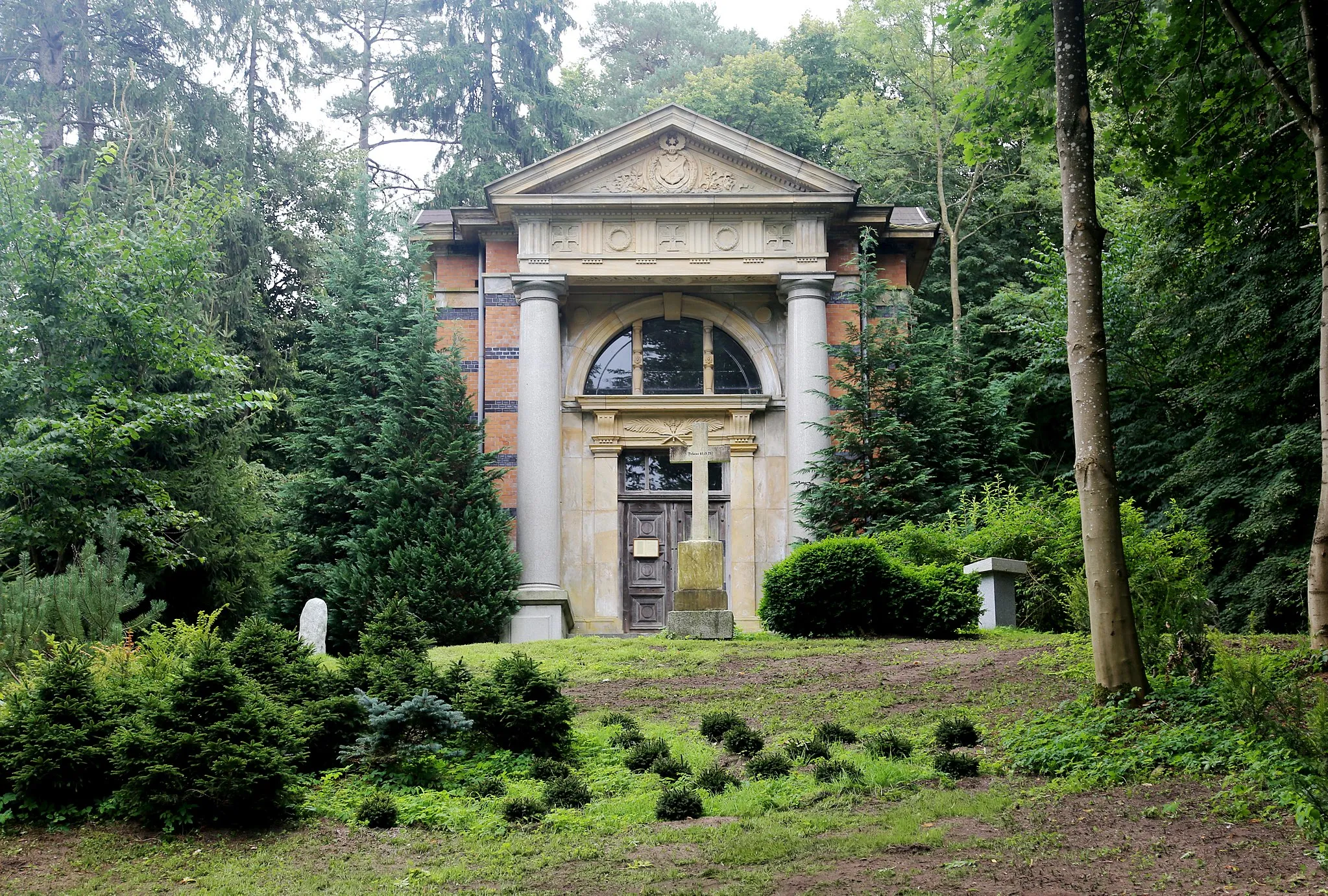 Photo showing: Mausoleum der Familie Hüniken im Park von Schloss Kaarz