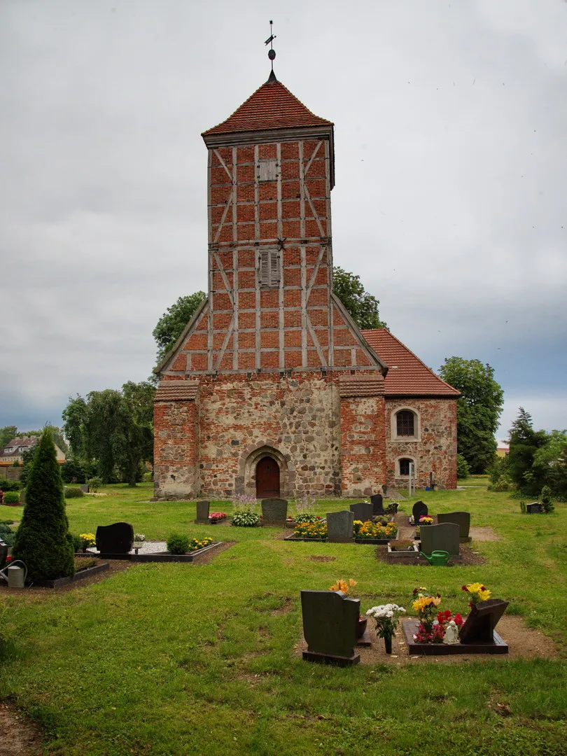 Photo showing: Dewitz - Dorfkirche mit Friedhof
