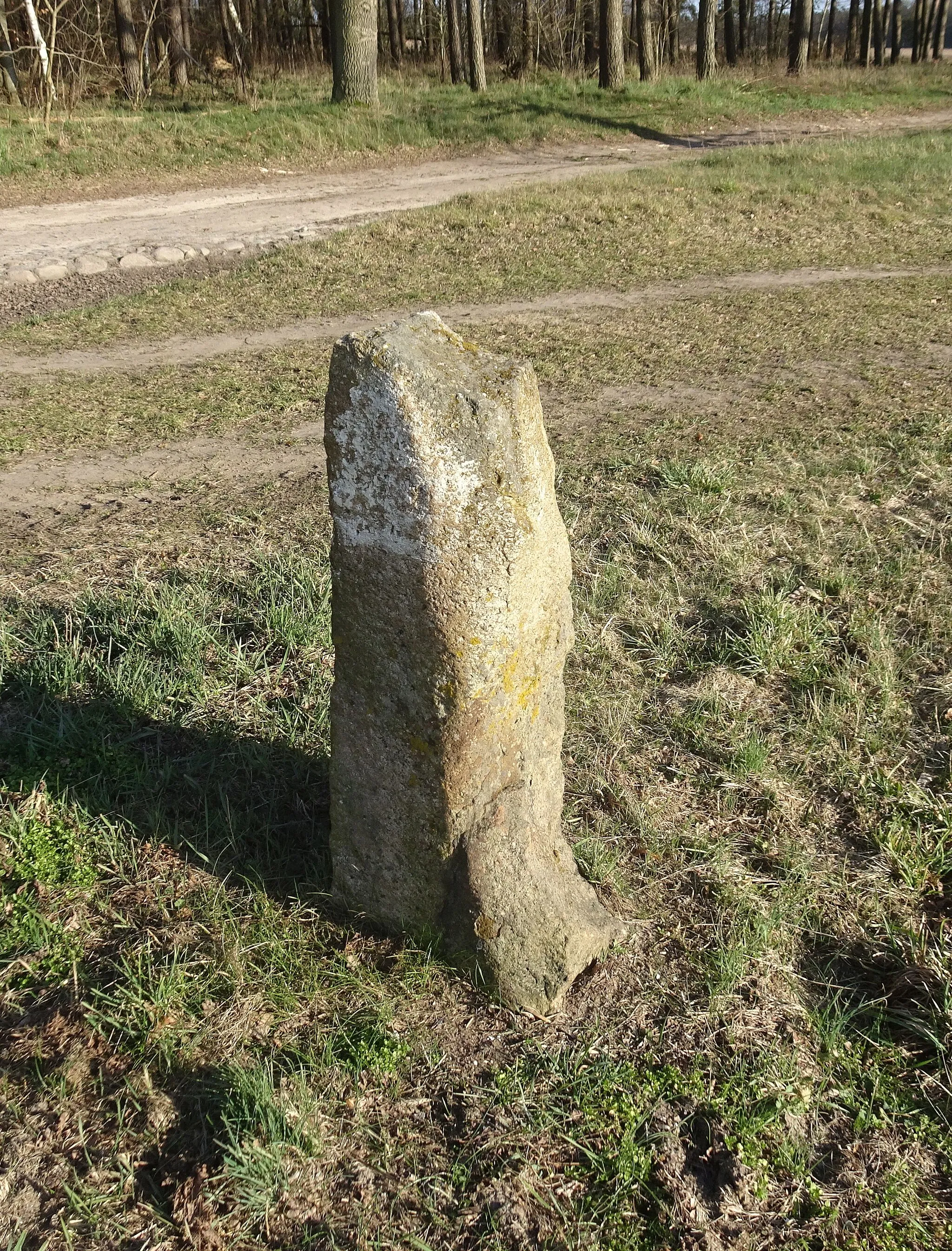 Photo showing: Denkmalgeschützter Wegweiser südlich von Tacken an der Kreischaussee Perleberg-Putlitz, jetzt Landesstraße 102, auf der Ostseite der Straße