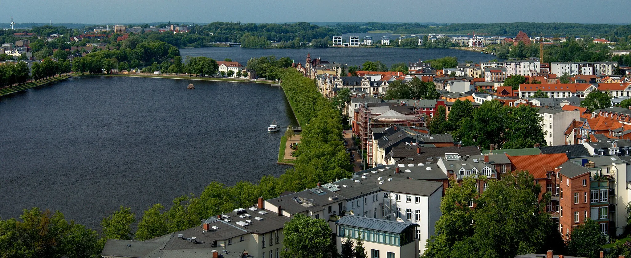 Photo showing: Schwerin. View from tower of cathedral facing north to the Schelfstadt, the Pfaffenteich and the Lake Ziegelsee