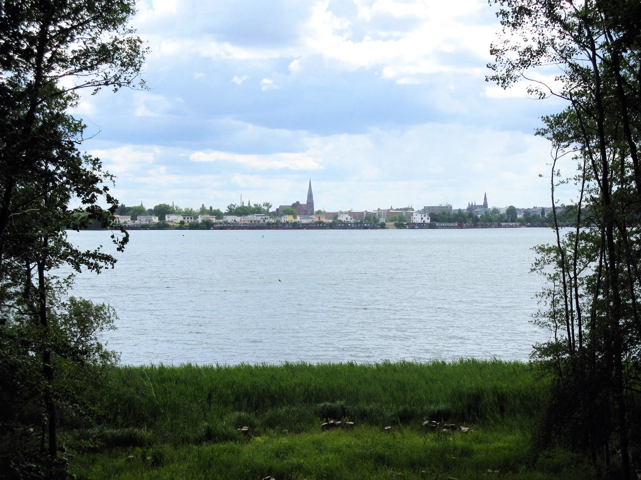 Photo showing: View from Schelfwerder to the Ziegelsee in Schwerin, Mecklenburg-Vorpommern, Germany