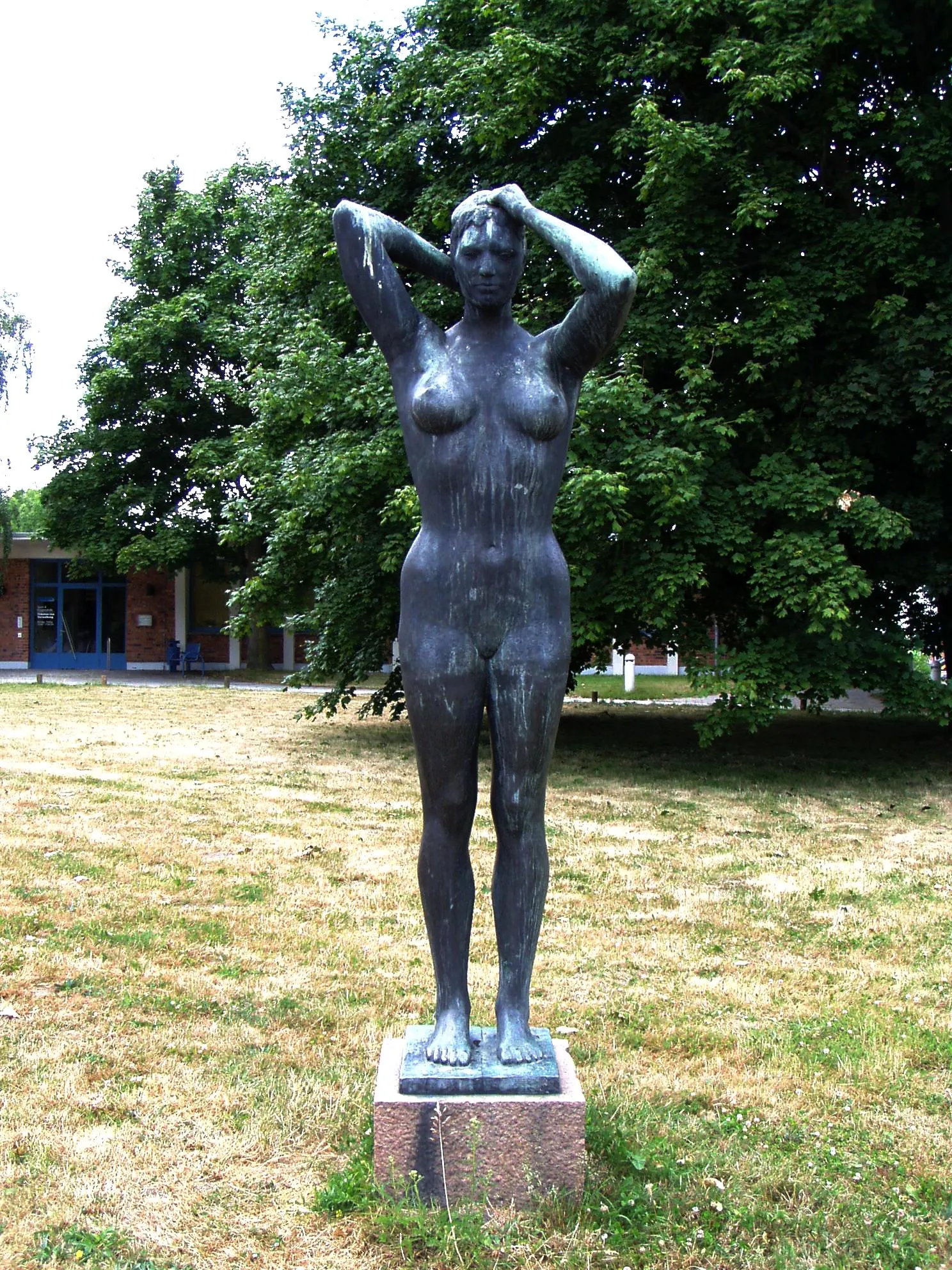 Photo showing: Statue Schwimmerin (female swimmer); 1962 by Hans Kies in Schwerin, Germany