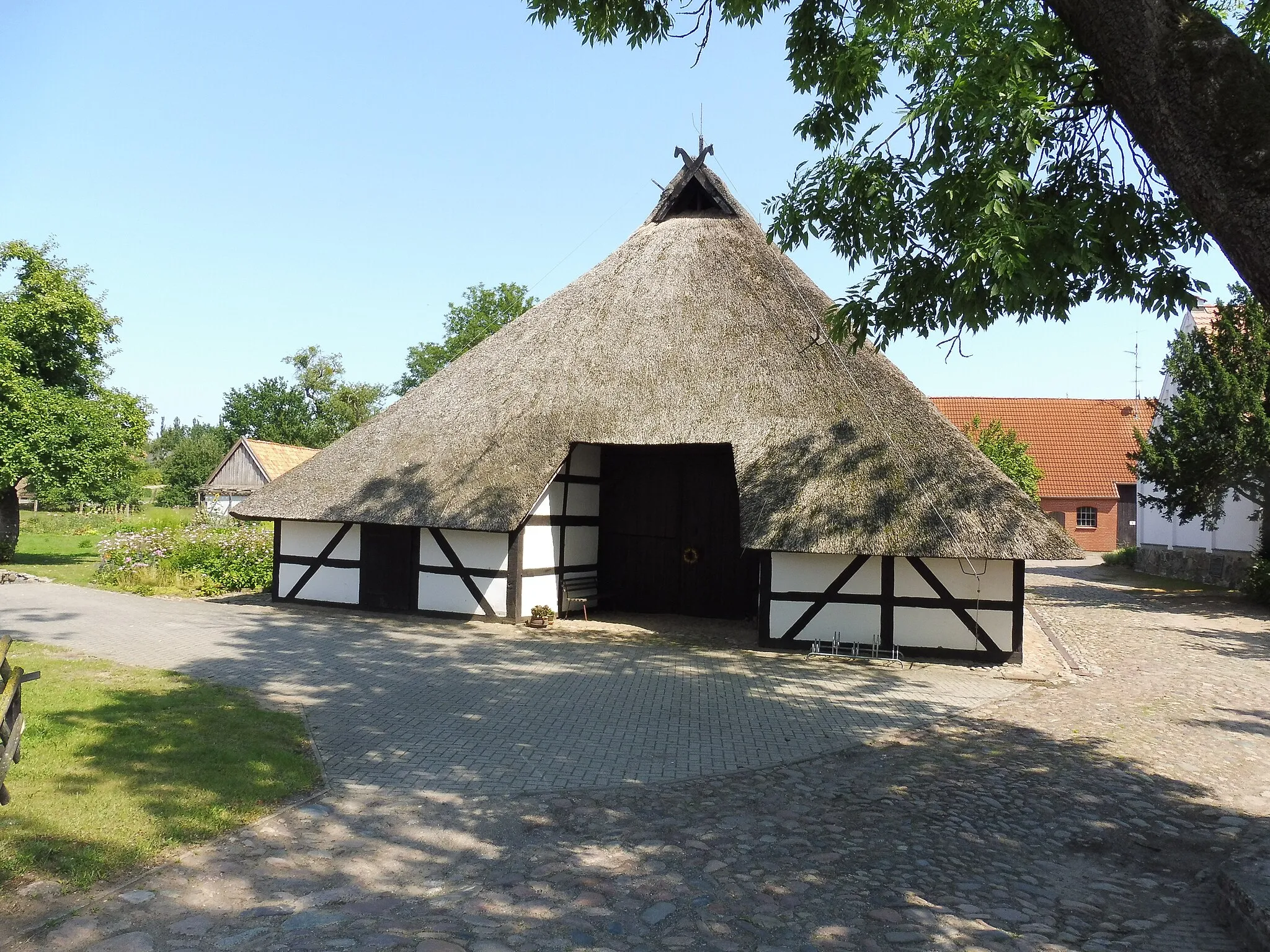 Photo showing: This Low German house is listed. It is located Dorfstrasse 8 in Schwerin in Mecklenburg-Vorpommern and home to family-owned village museum Dat oll' Hus (Low German for The old house).