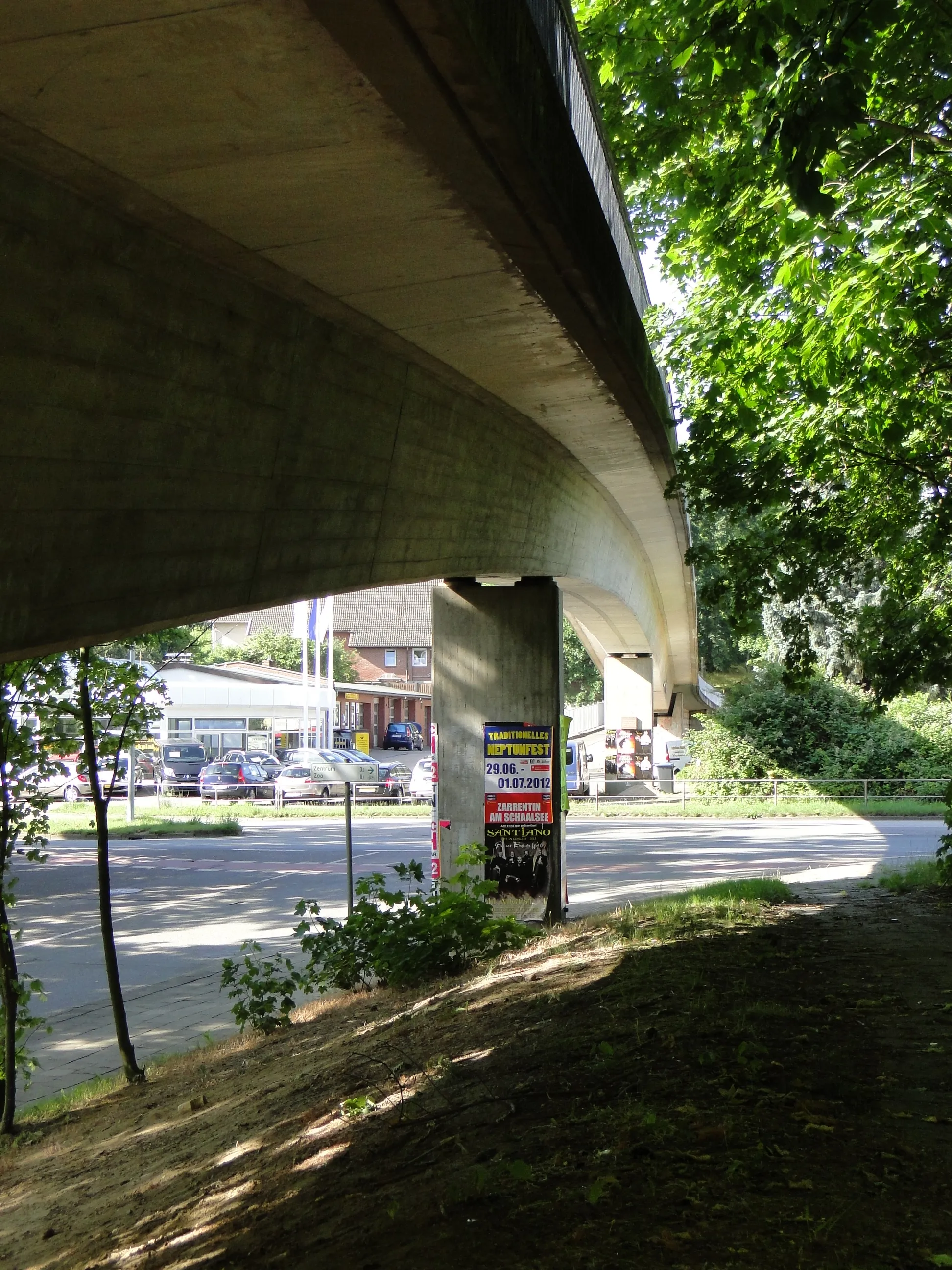 Photo showing: Footbridge over the B 321 in Zippendorf in Schwerin, Mecklenburg-Vorpommern, Germany