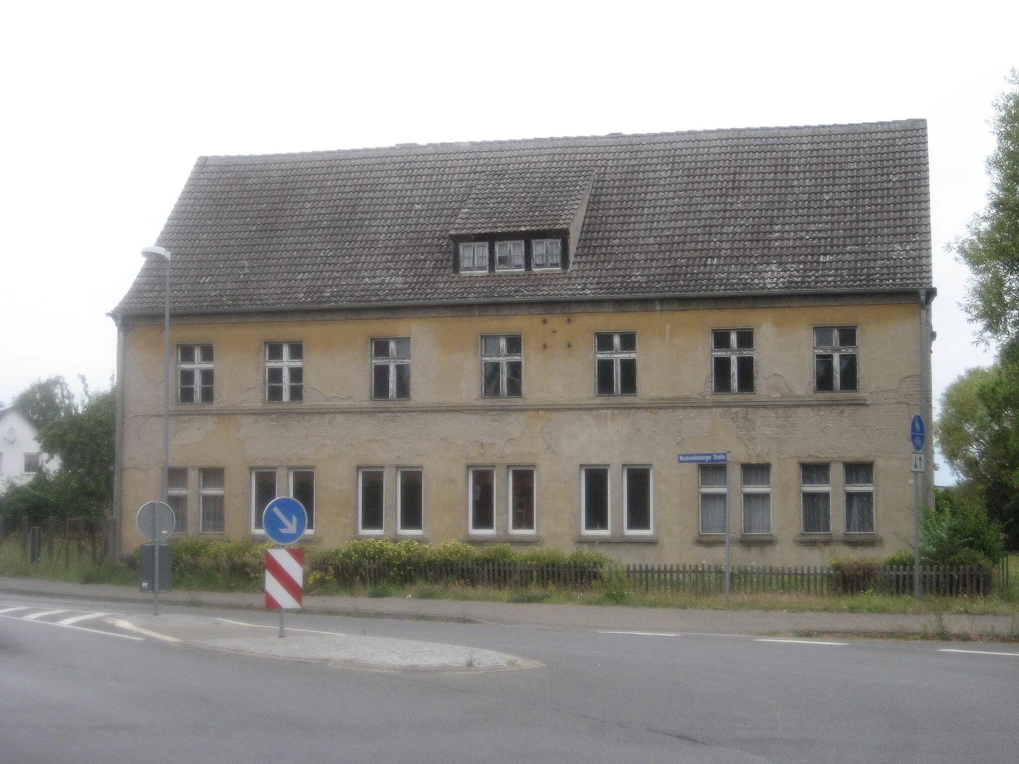 Photo showing: Gebäude an der Neubrandenburger Straße in Ferdinandshof, in der Nähe des Bahnhofs beim Bahnübergang.