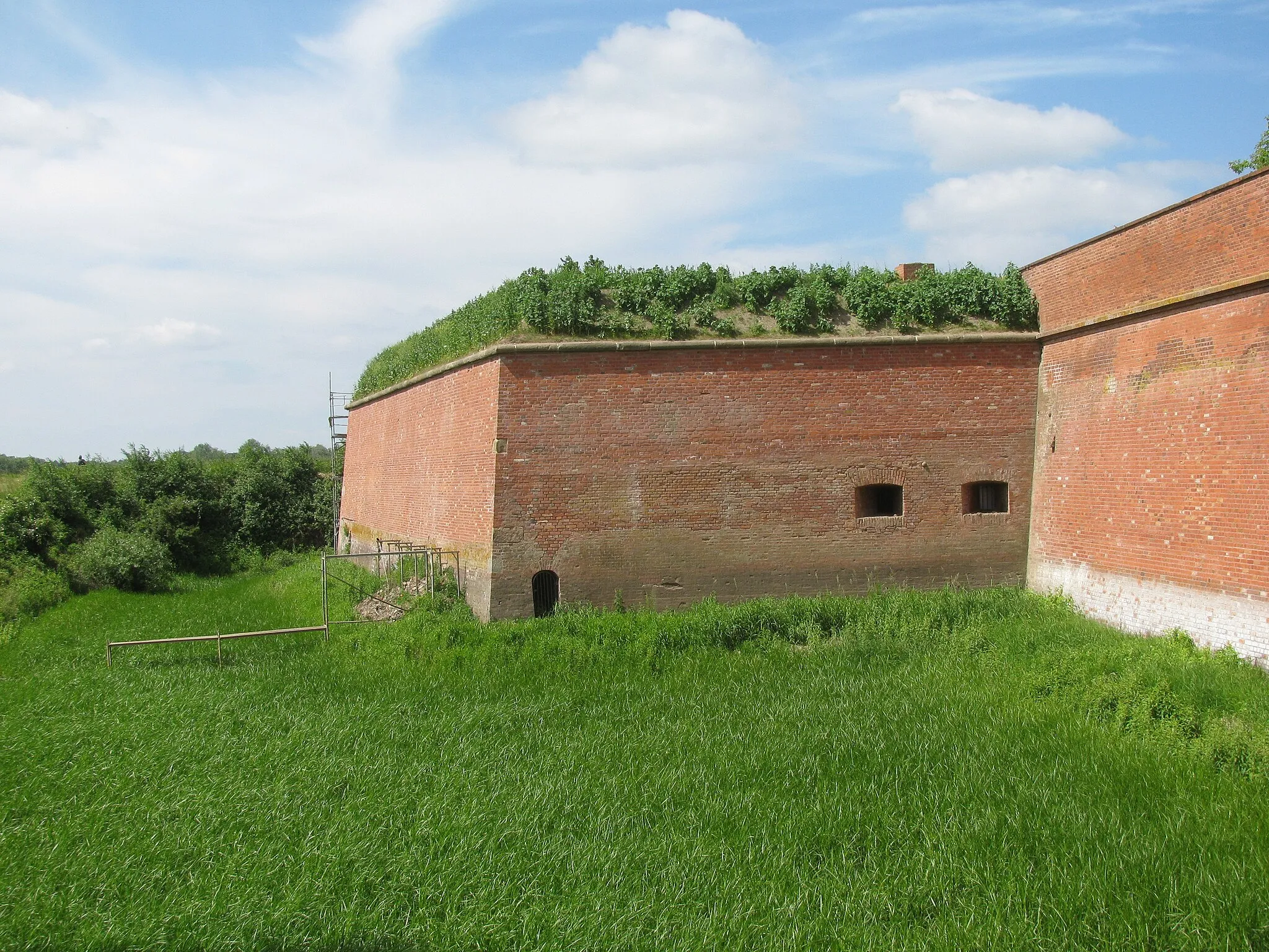 Photo showing: Fortress Dömitz, Mecklenburg-Vorpommern, Germany. The bastion "Held" (hero). In the flank a sally port and two gun ports are visible.