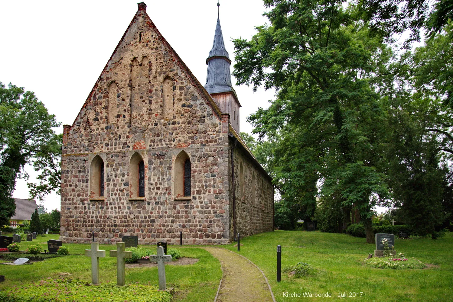 Photo showing: Blick vom Kirchhof auf die Dorfkirche