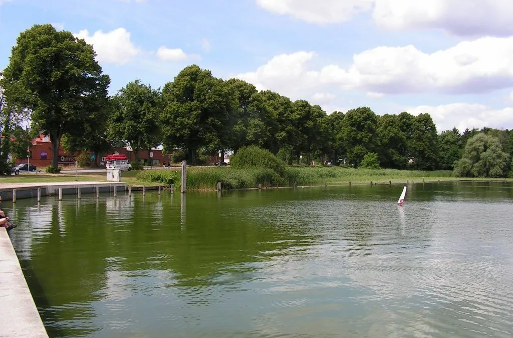 Photo showing: Ende der Wakenitz am Falkendamm in Lübeck – am linken Bildrand ist der Überlauf zum Elbe-Lübeck-Kanal sichtbar