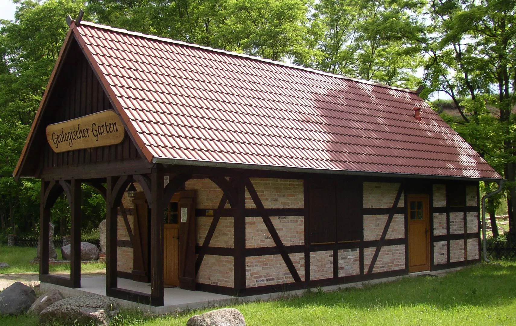 Photo showing: Vorlaubenhaus in Lunow-Stolzenhagen (2001 erbaut, Löwinghus = Laubenhaus, zum Geologischen Garten gehörend) in Brandenburg, Deutschland