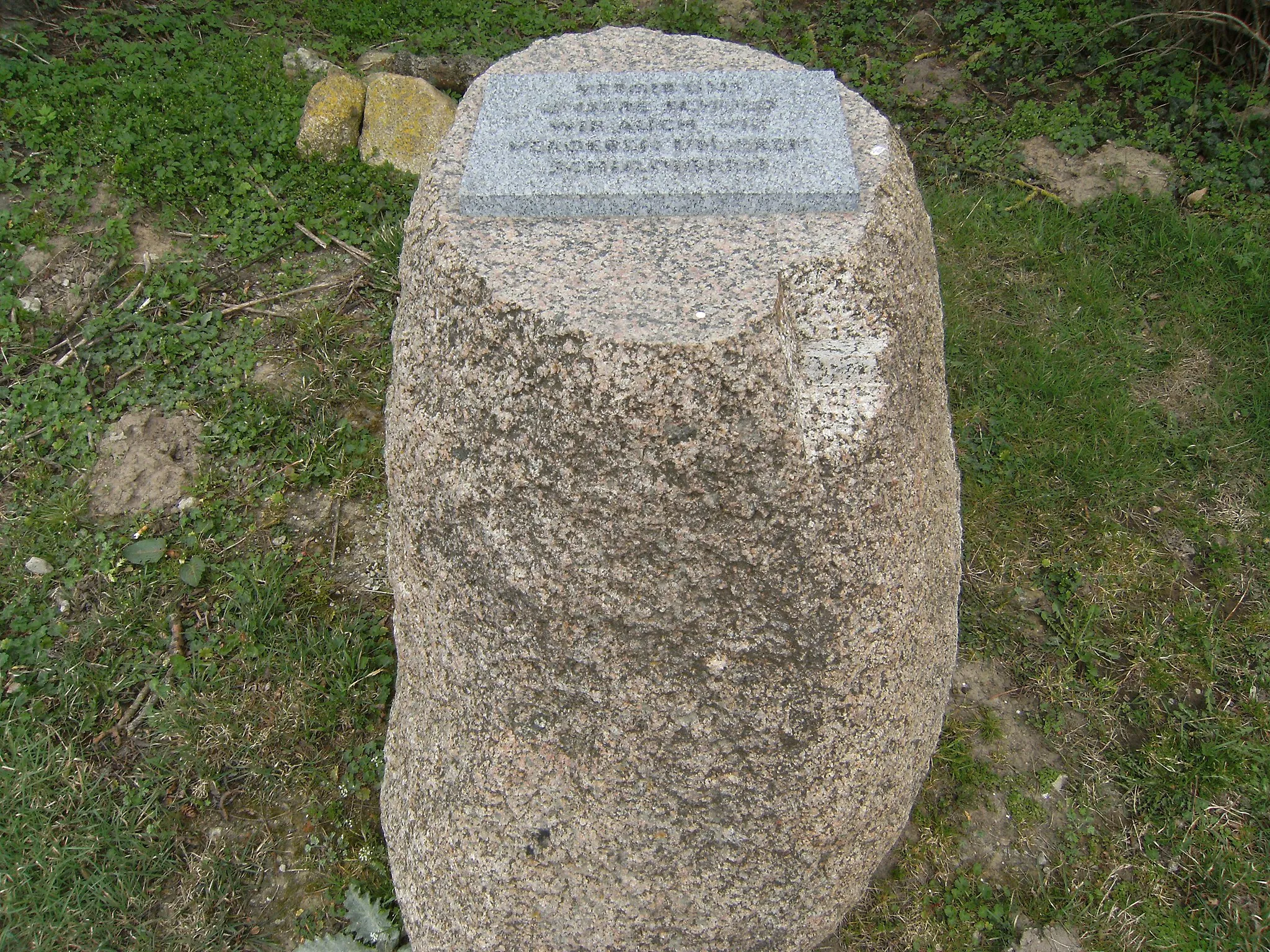Photo showing: Pilgerweg-Stele mit Vater-unser-Teil in Sanz III