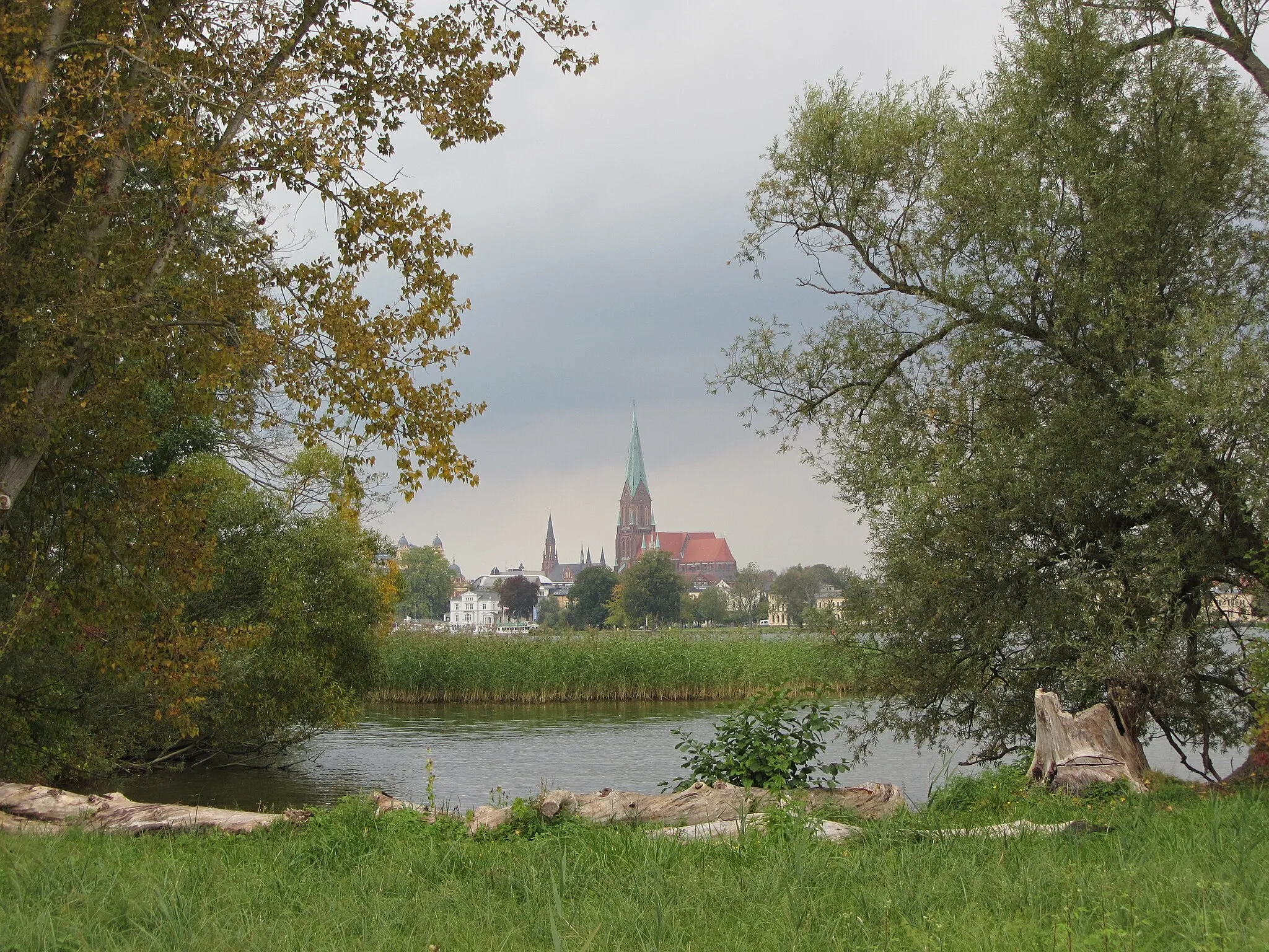 Photo showing: Adebors Näs at Schwerin lake with view to the cathedral in Schwerin, Mecklenburg-Vorpommern, Germany