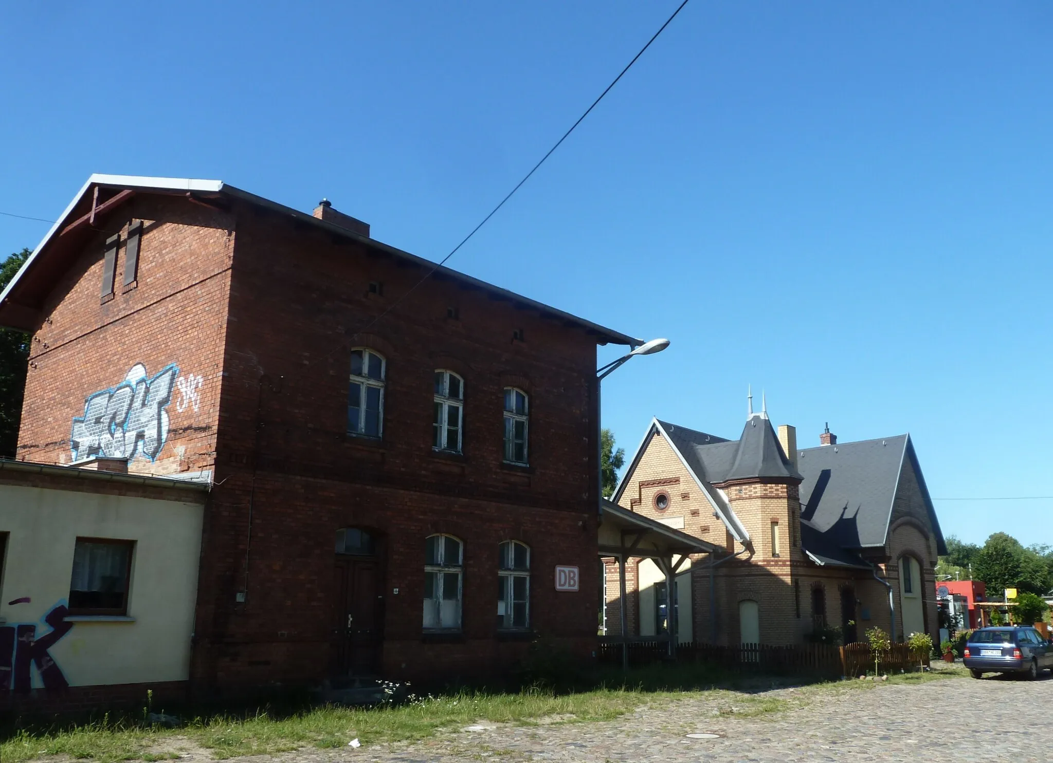 Photo showing: Bahnhof Gelbensande, denkmalgeschütztes Empfangsgebäude und denkmalgeschützter Fürstenbahnhof, Blick vom Vorplatz