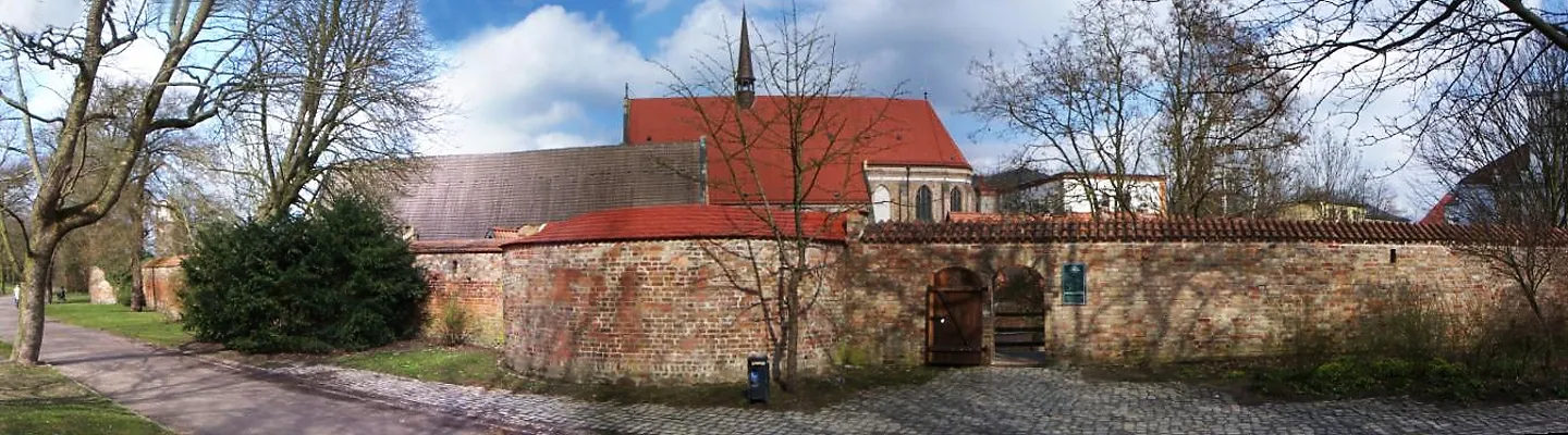 Photo showing: Stadtmauer und Kloster zum Heiligen Kreuz am Oberwall in Rostock