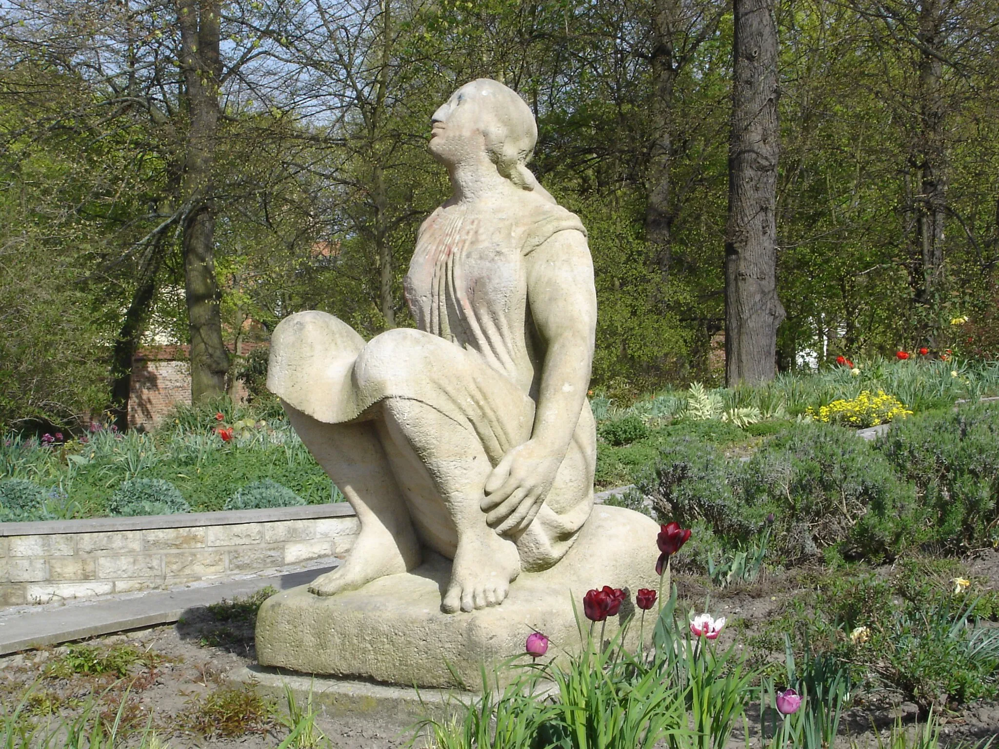 Photo showing: Figur "Sitzende Frau" von Peter Michael in Rostock / Sculpture "Sitting Woman" of Peter Michael in Rostock