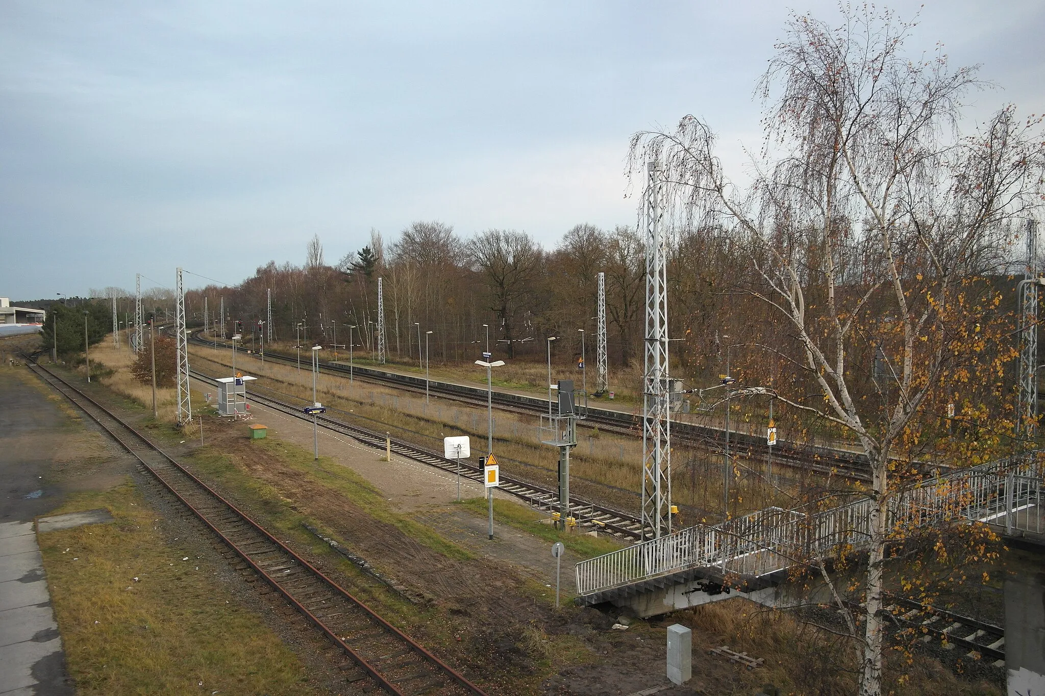 Photo showing: Bahnhof Priemerburg, Blick von der Brücke auf die Bahnsteige aus Richtung Nordwesten