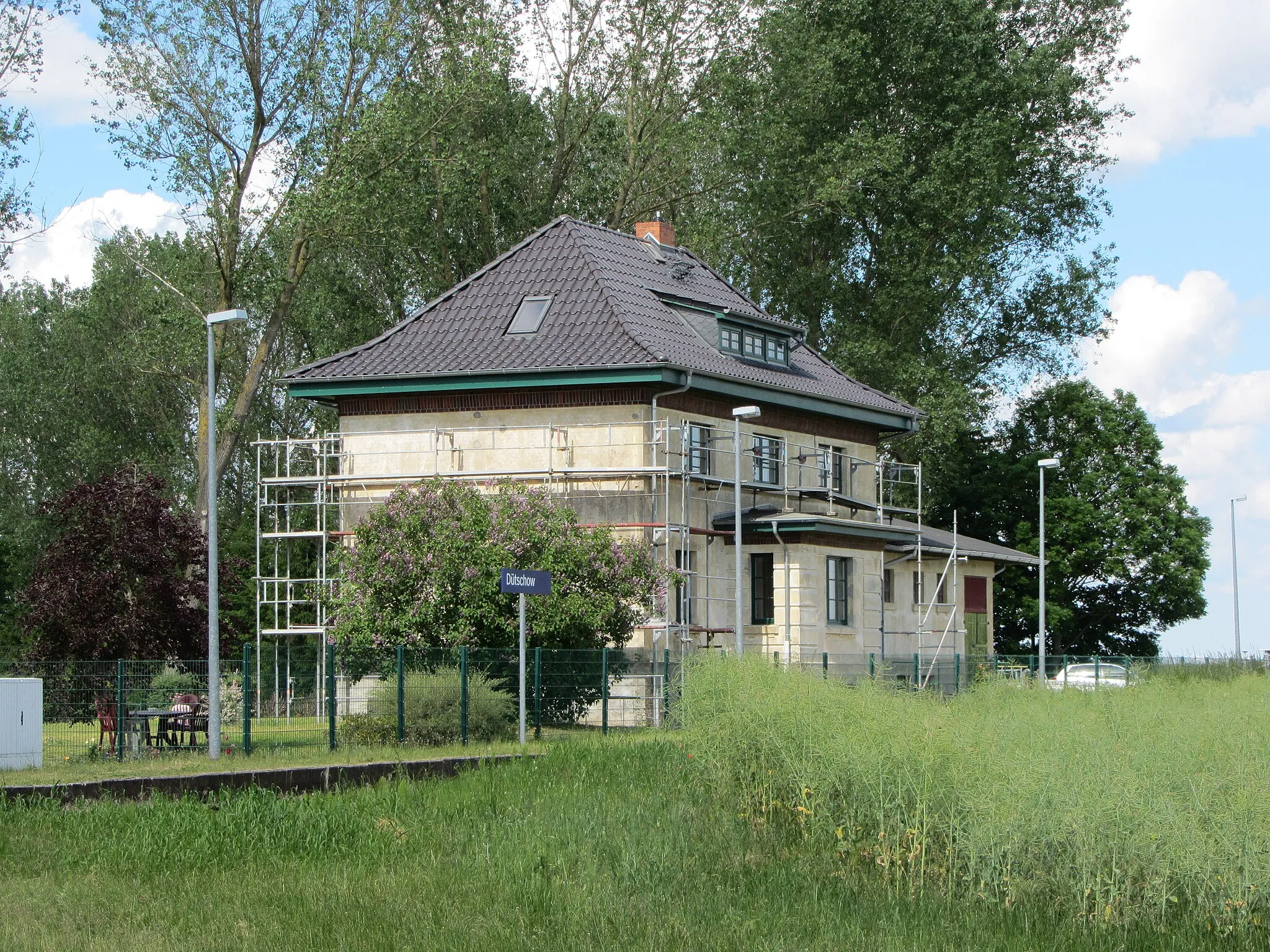 Photo showing: Former train station building in Dütschow, district Ludwigslust-Parchim, Mecklenburg-Vorpommern, Germany